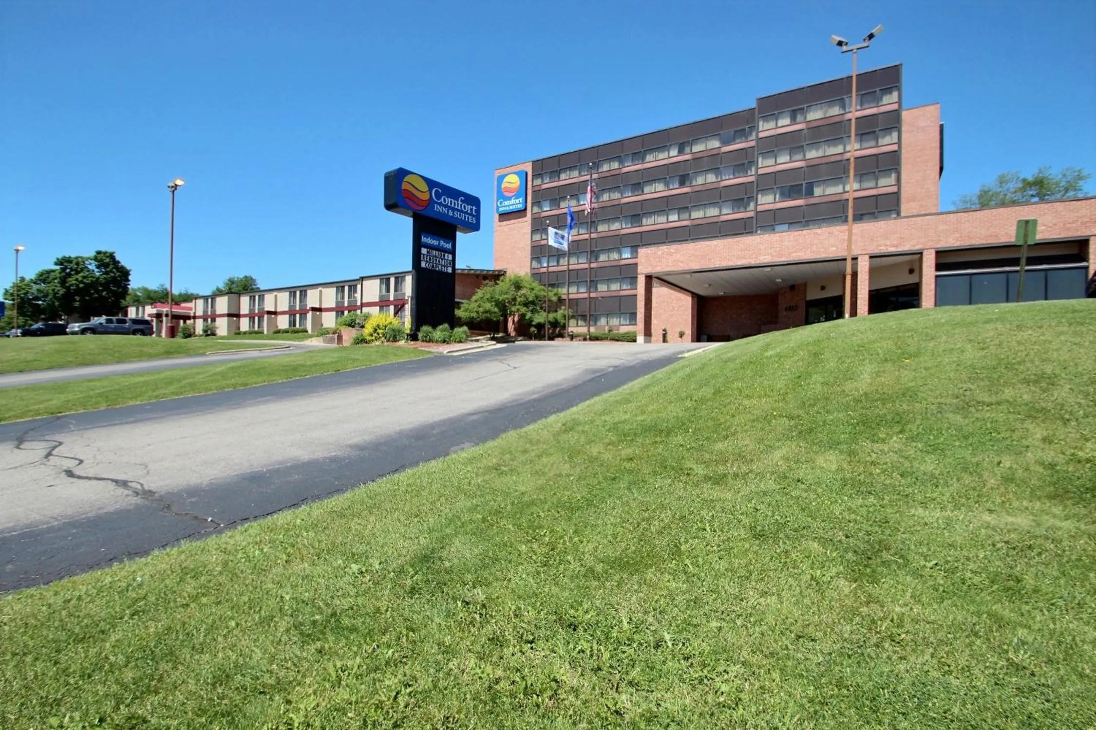 Property building in Comfort Inn & Suites Madison - Airport