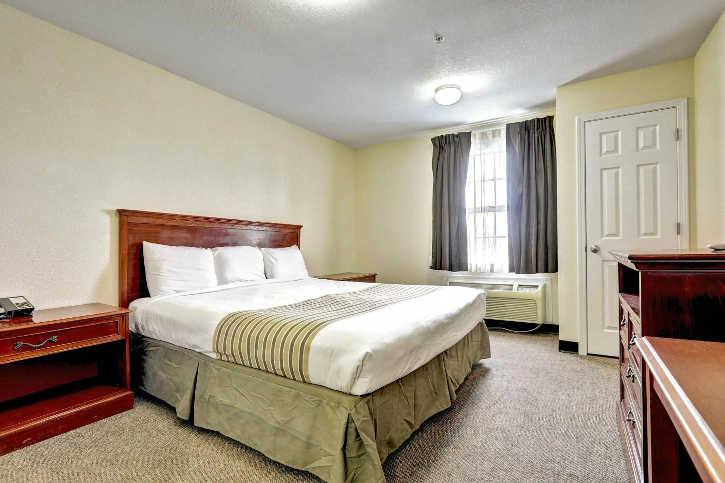 Bedroom, Bed in Suburban Studios Westminster Denver North