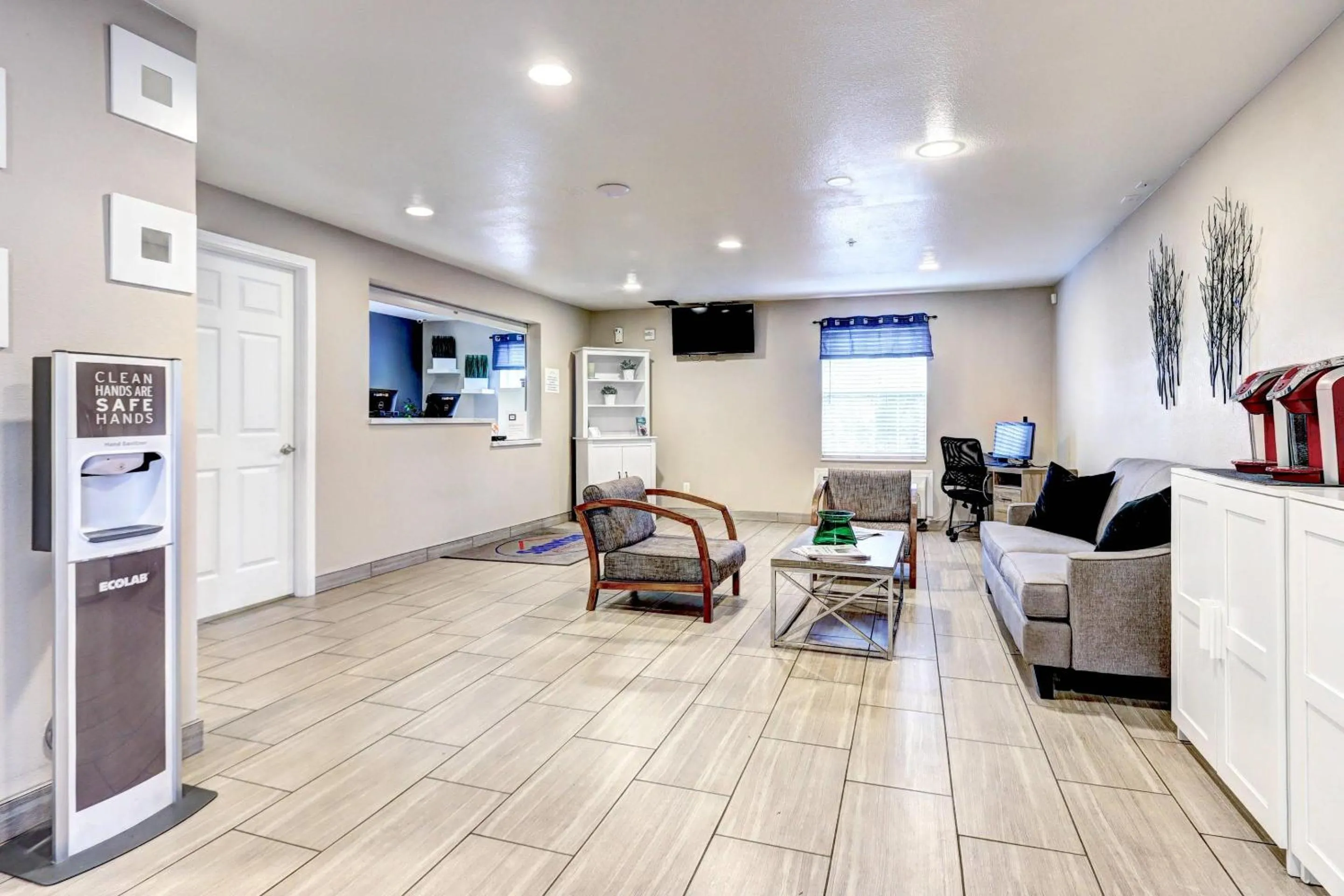 Lobby or reception in Suburban Studios Westminster Denver North