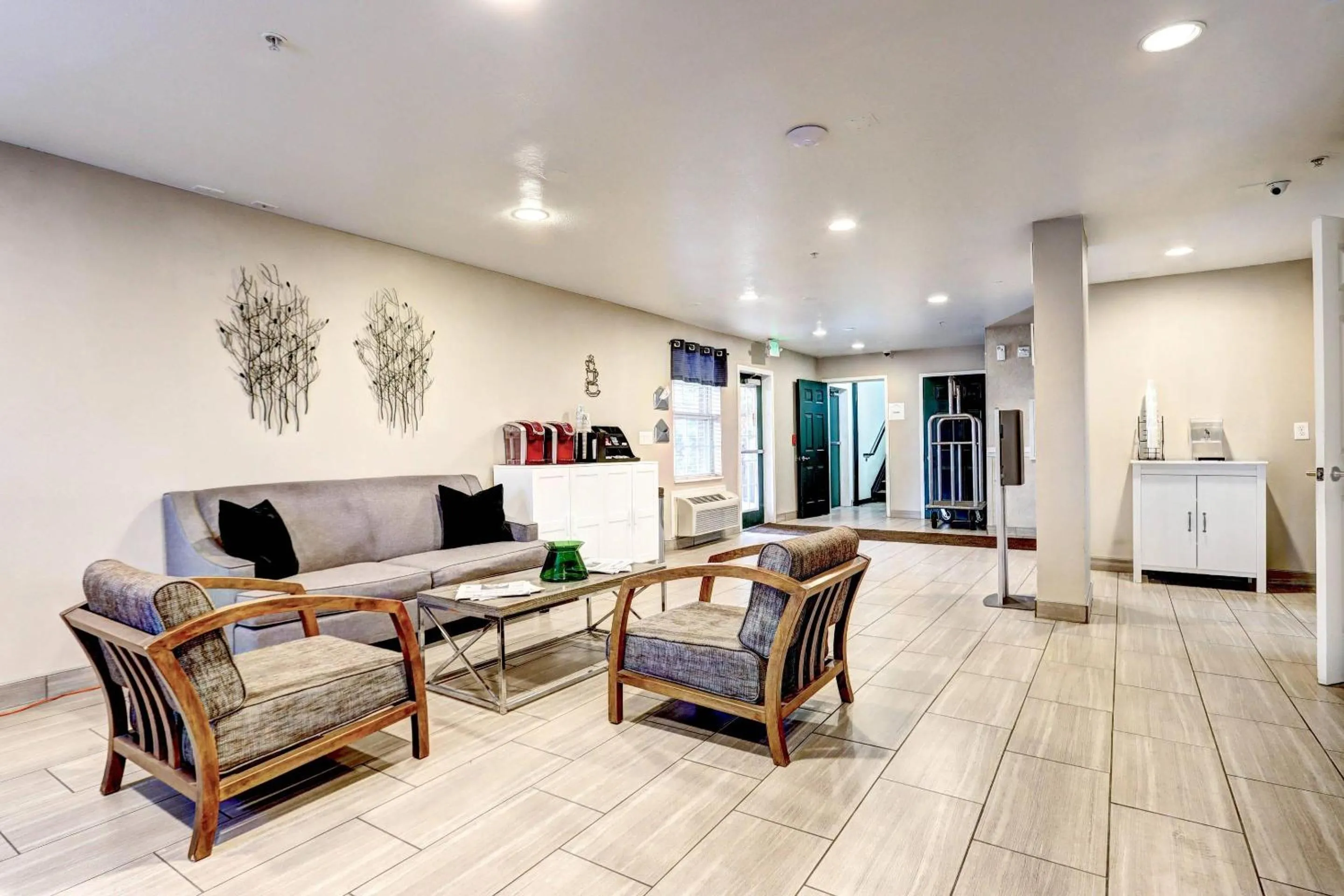 Lobby or reception in Suburban Studios Westminster Denver North