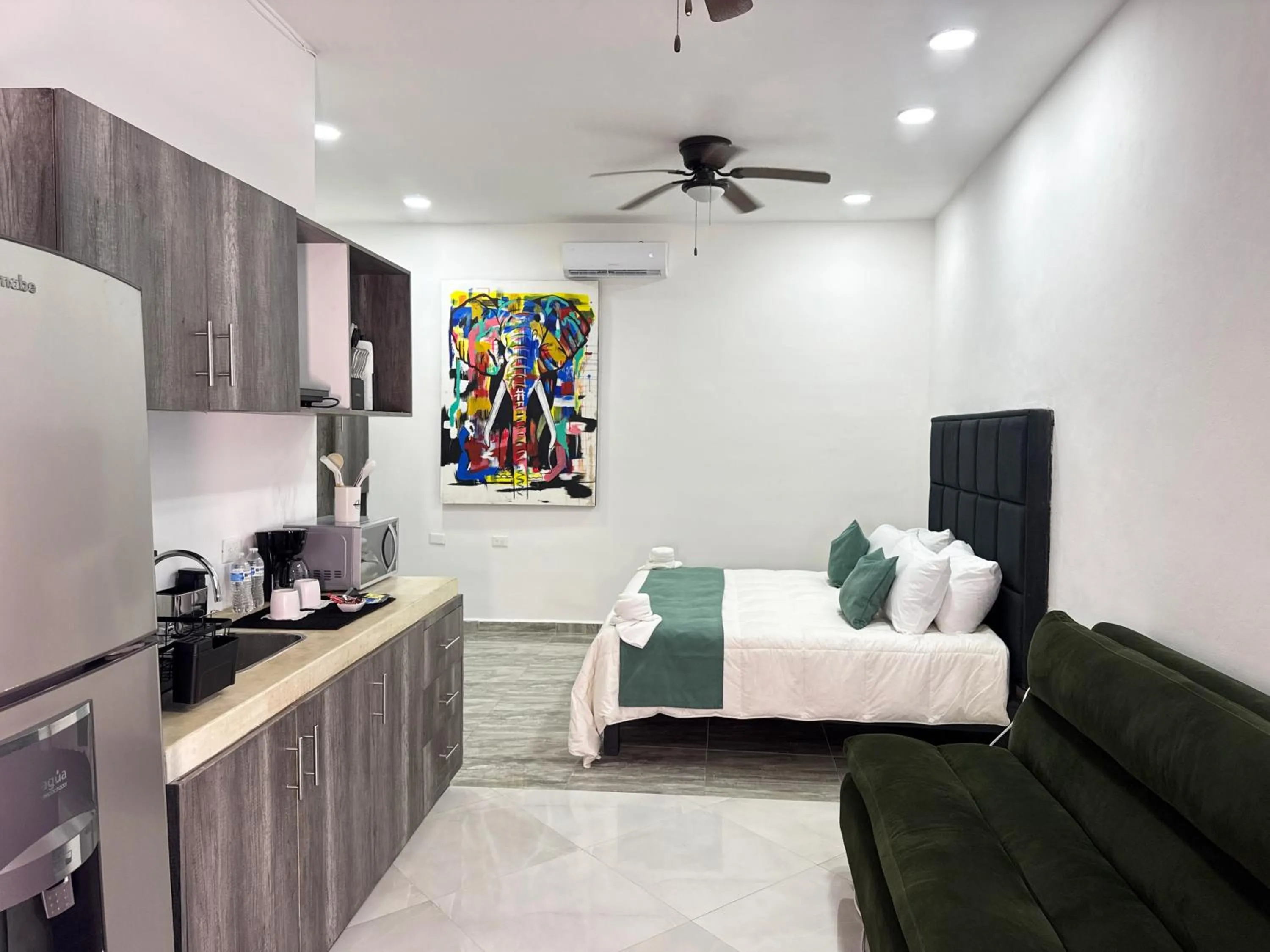 Photo of the whole room, Bed in SILVERSANDS Hotel Boutique - 5Th Ave