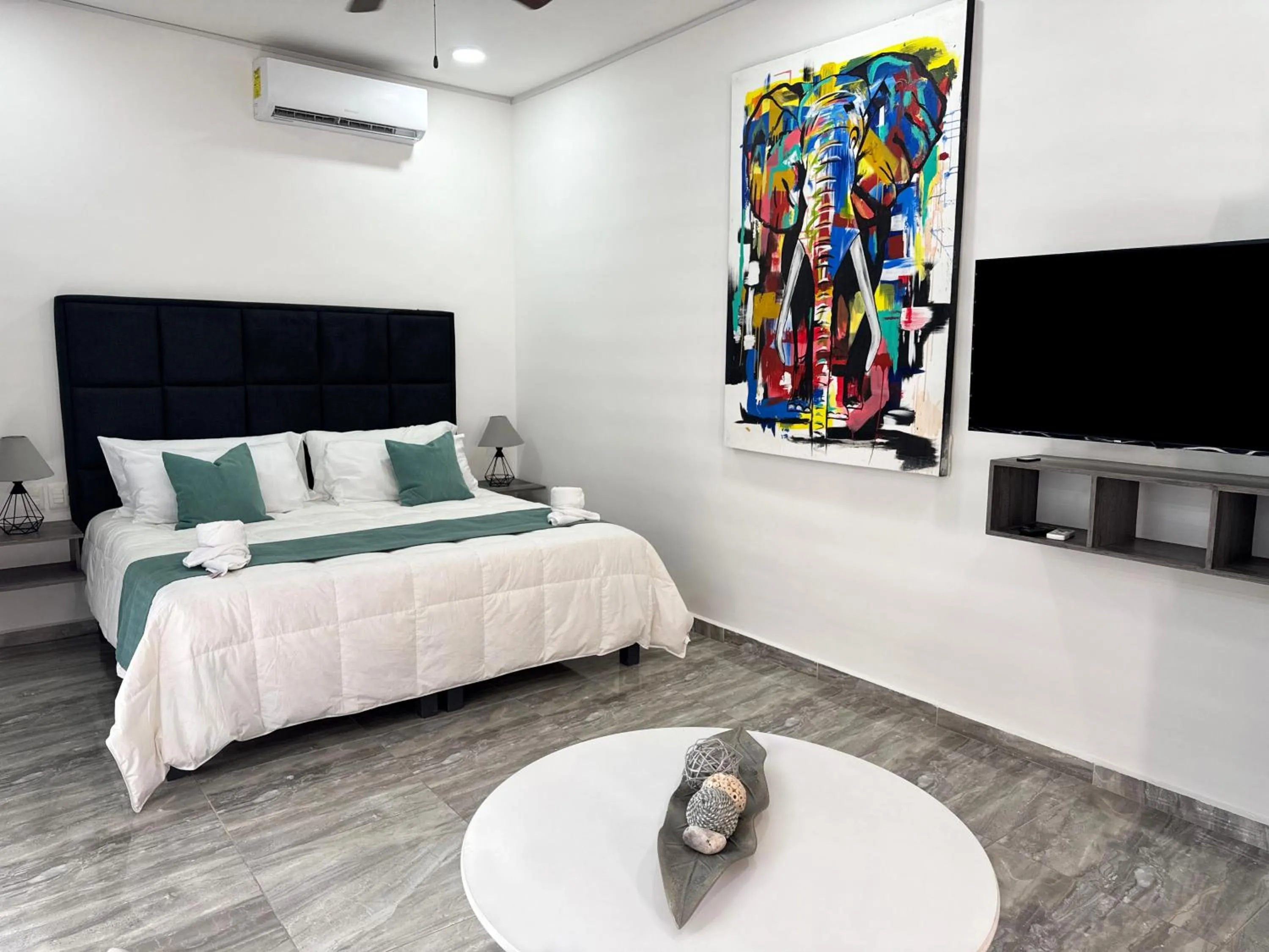 Photo of the whole room, Bed in SILVERSANDS Hotel Boutique - 5Th Ave