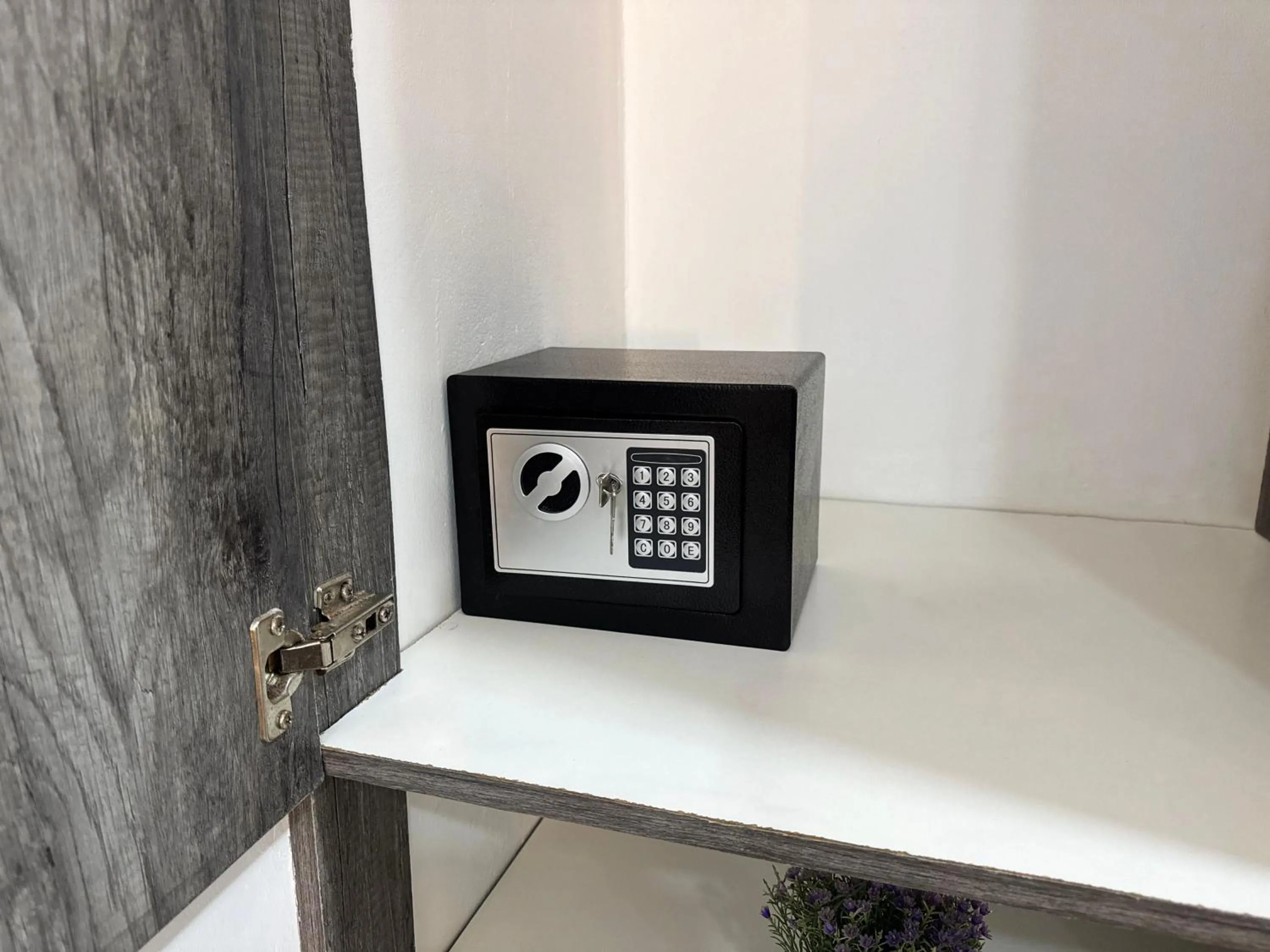 safe in SILVERSANDS Hotel Boutique - 5Th Ave