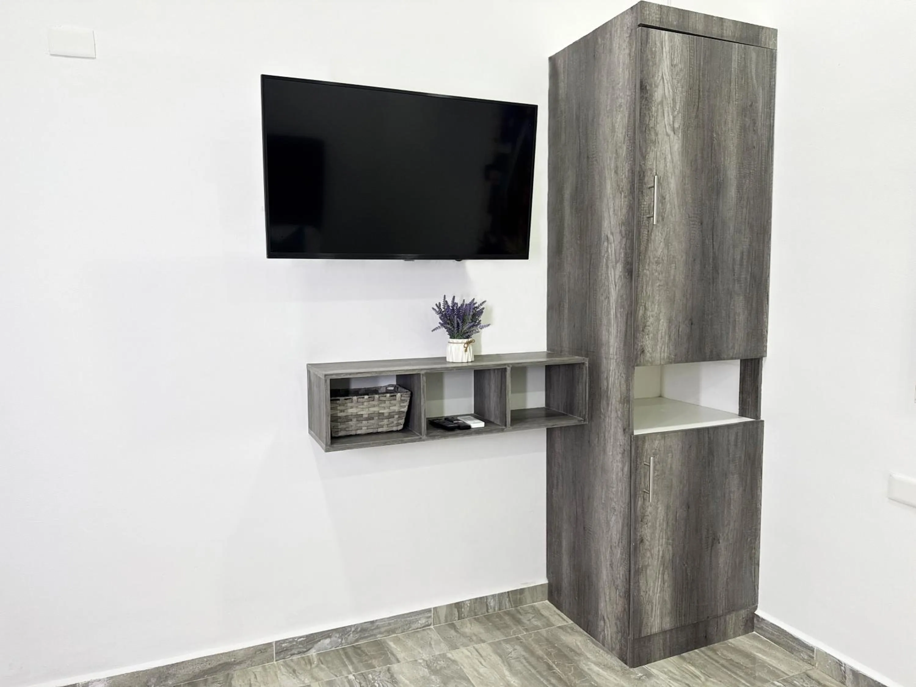 TV and multimedia in SILVERSANDS Hotel Boutique - 5Th Ave