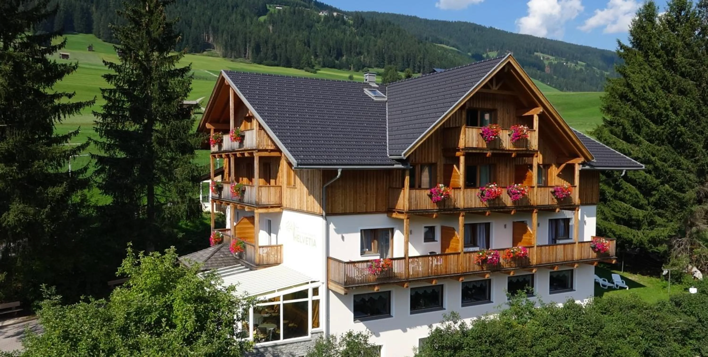 Garden in Garni Appartments Helvetia