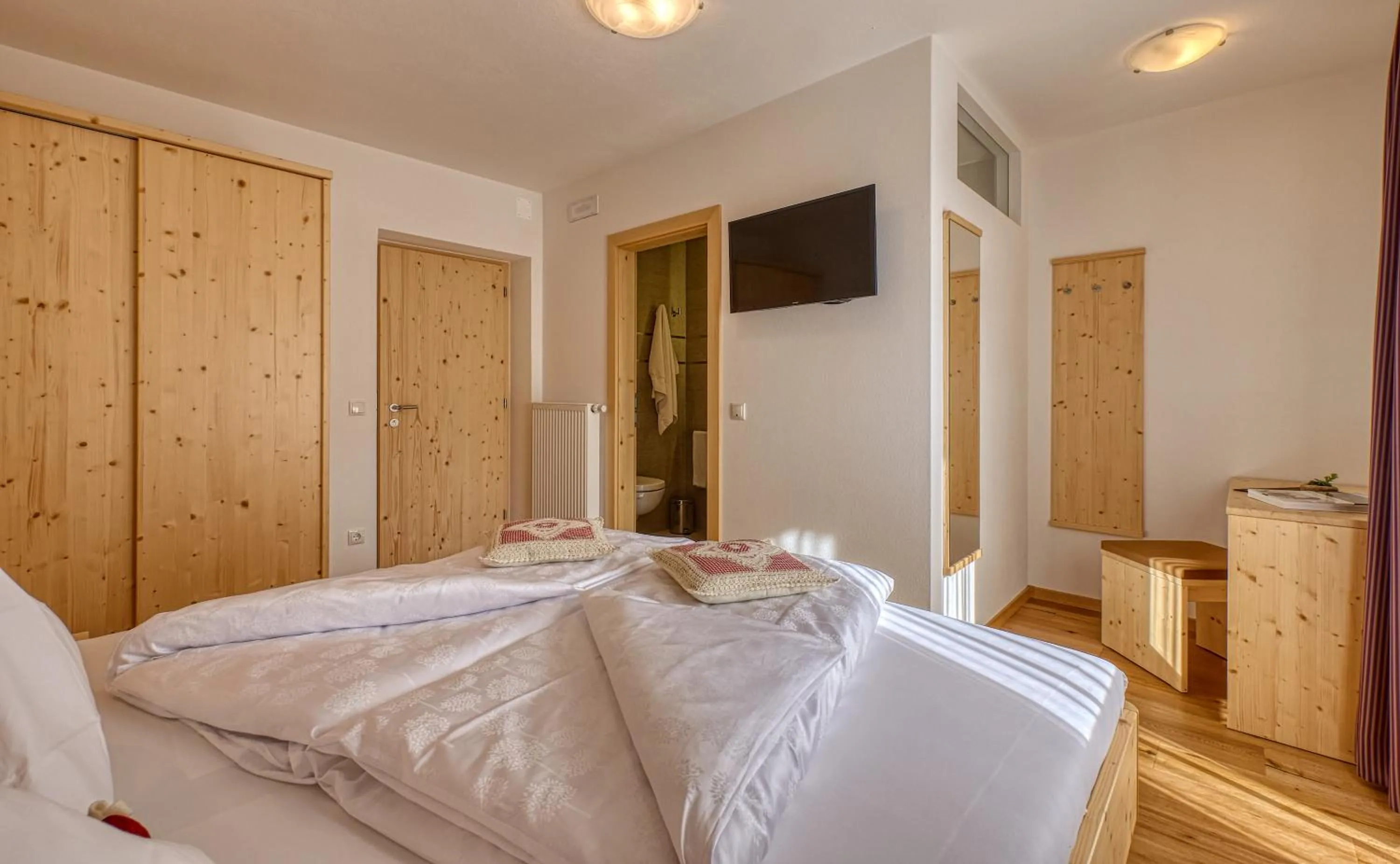 TV and multimedia, Bed in Garni Appartments Helvetia