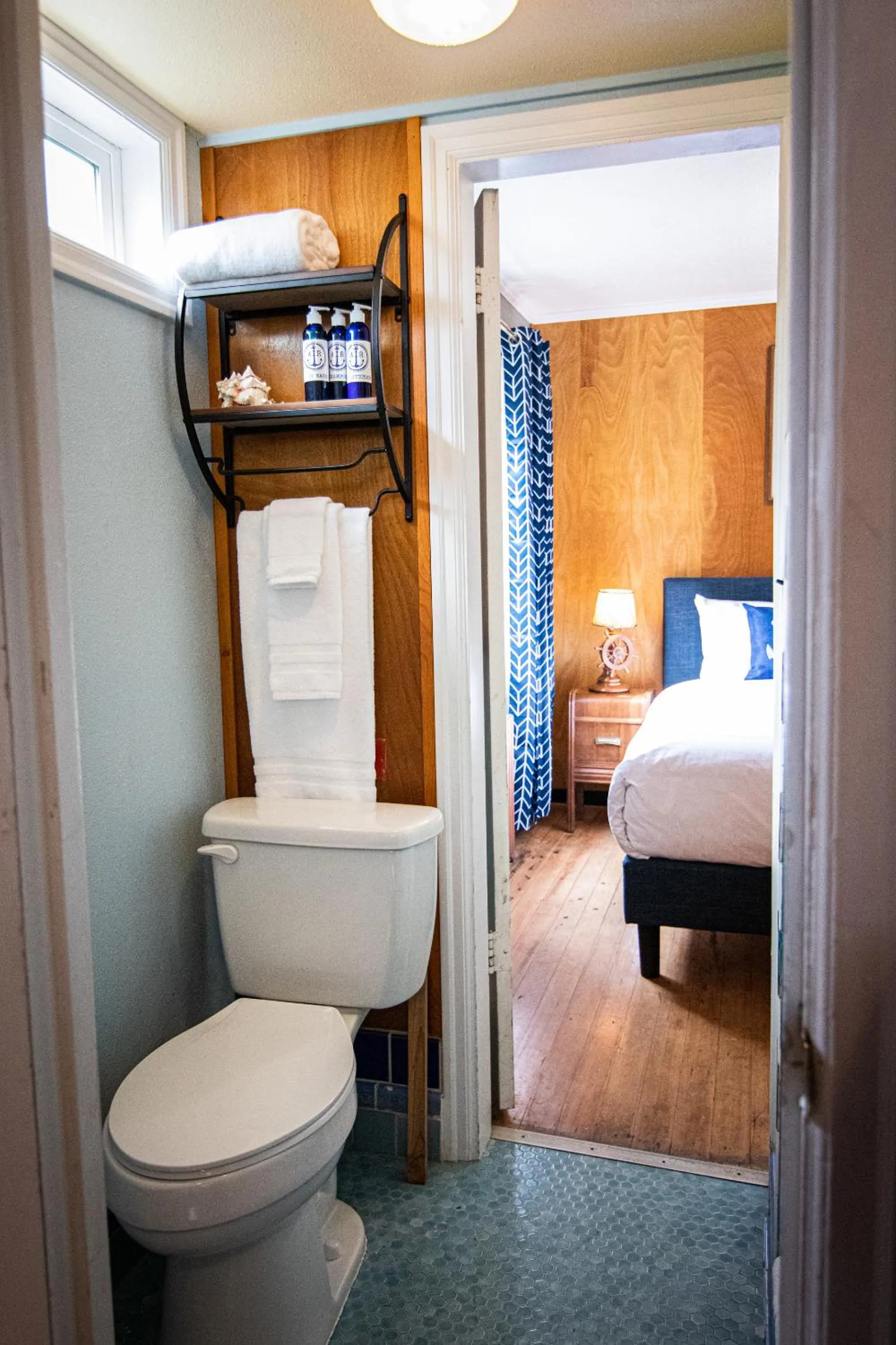 Bathroom, Bed in Anchor Inn Resort