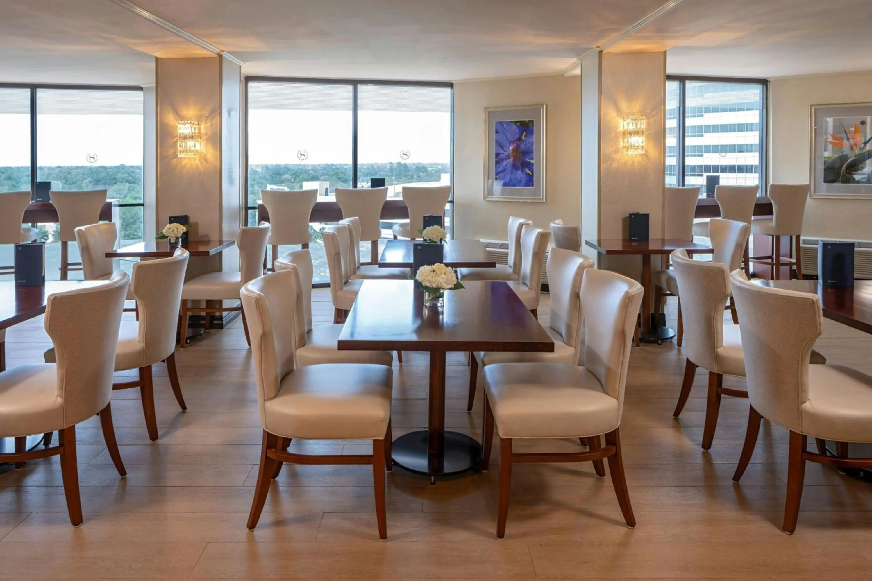 Lounge or bar in Sheraton Houston Brookhollow Hotel