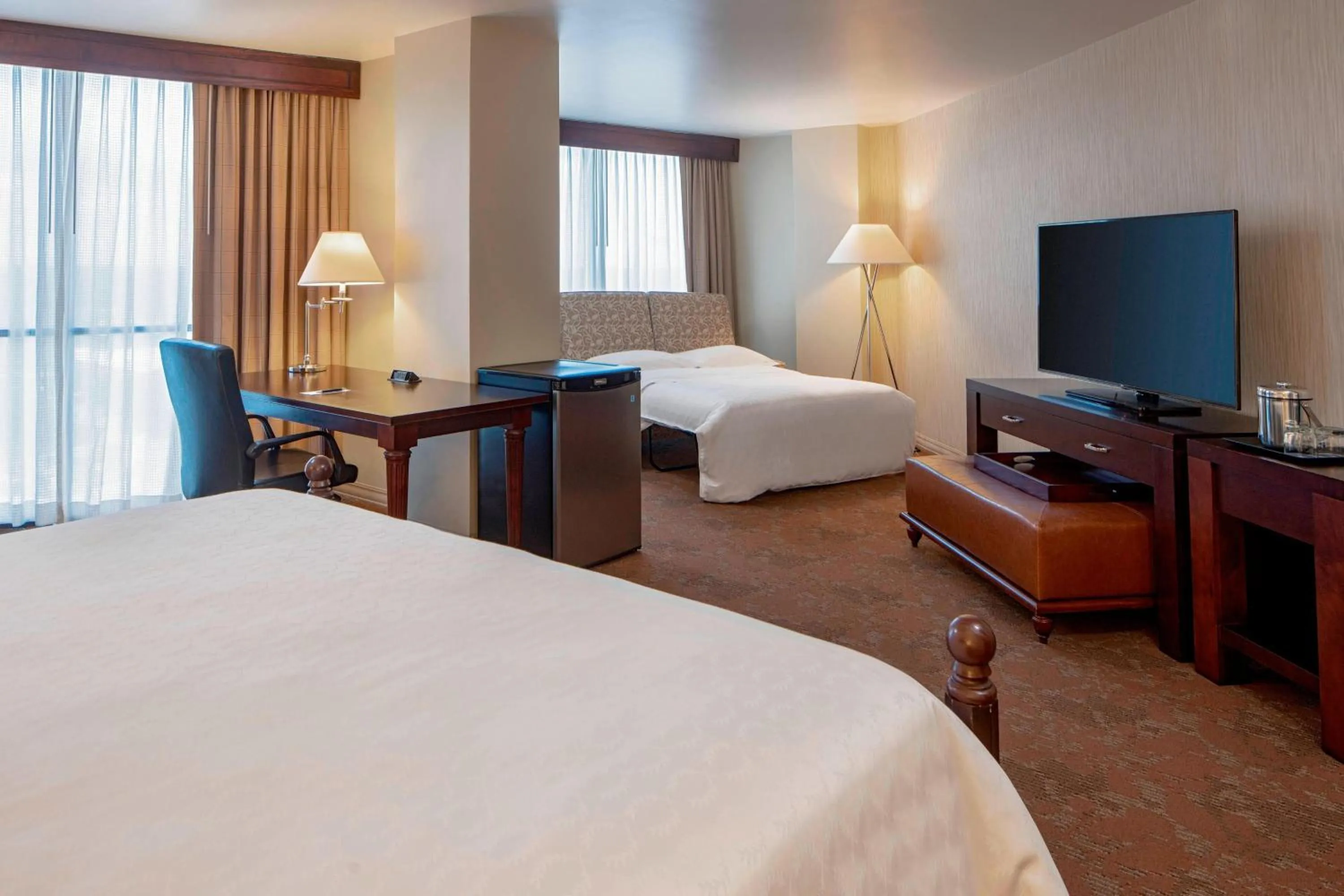 Bedroom, Bed in Sheraton Houston Brookhollow Hotel