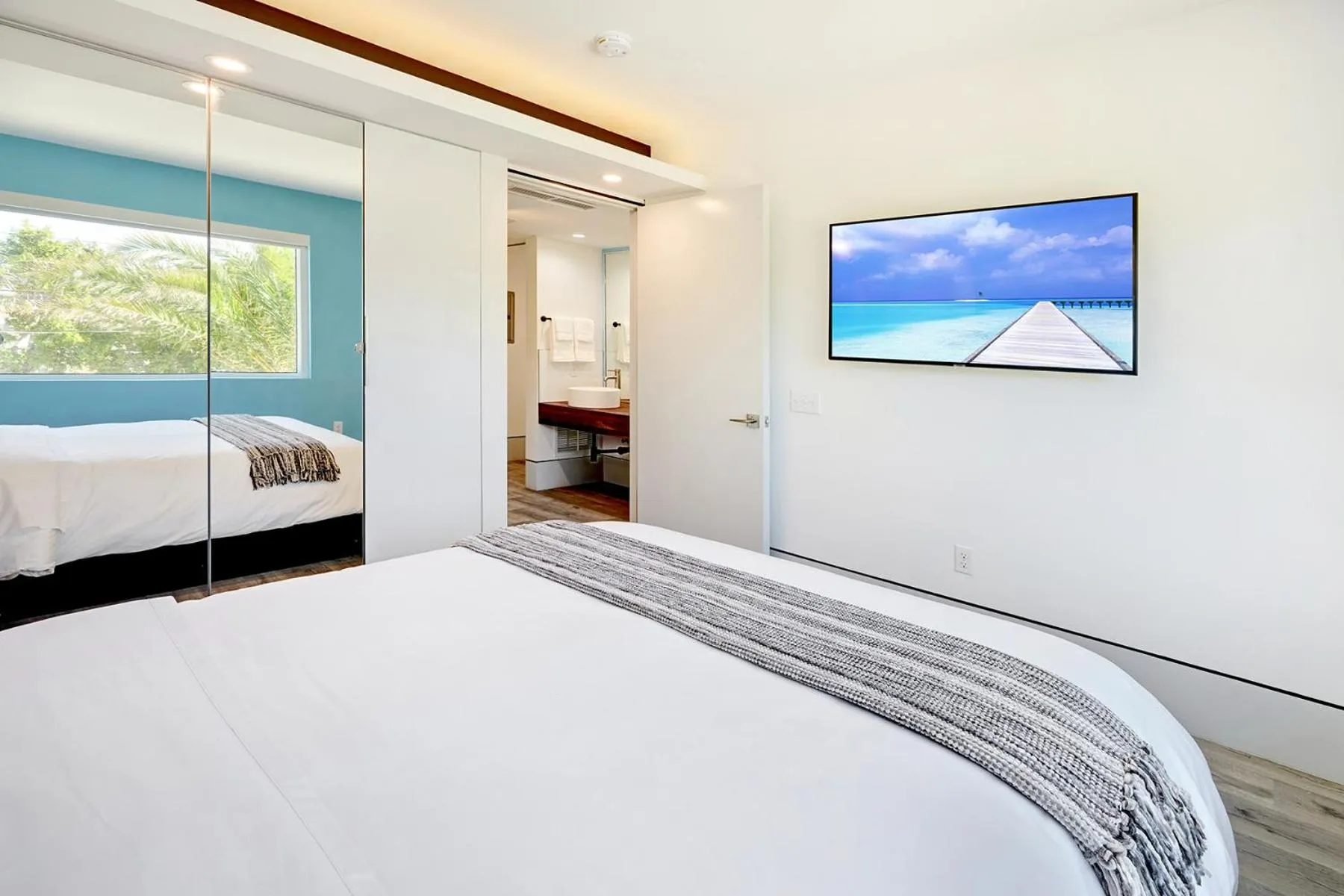Bedroom, Bed in Ocean Treasure Beachside Suites