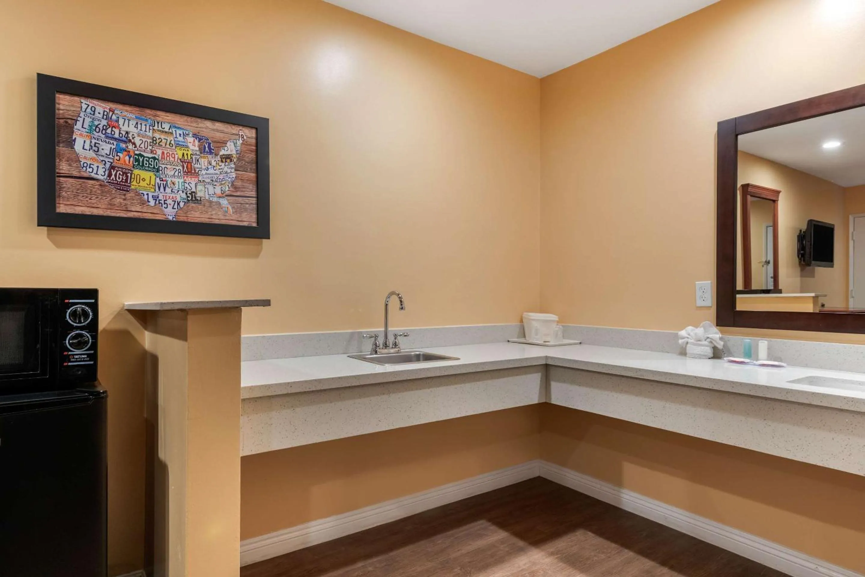 Bedroom in Rodeway Inn Carson - Los Angeles South