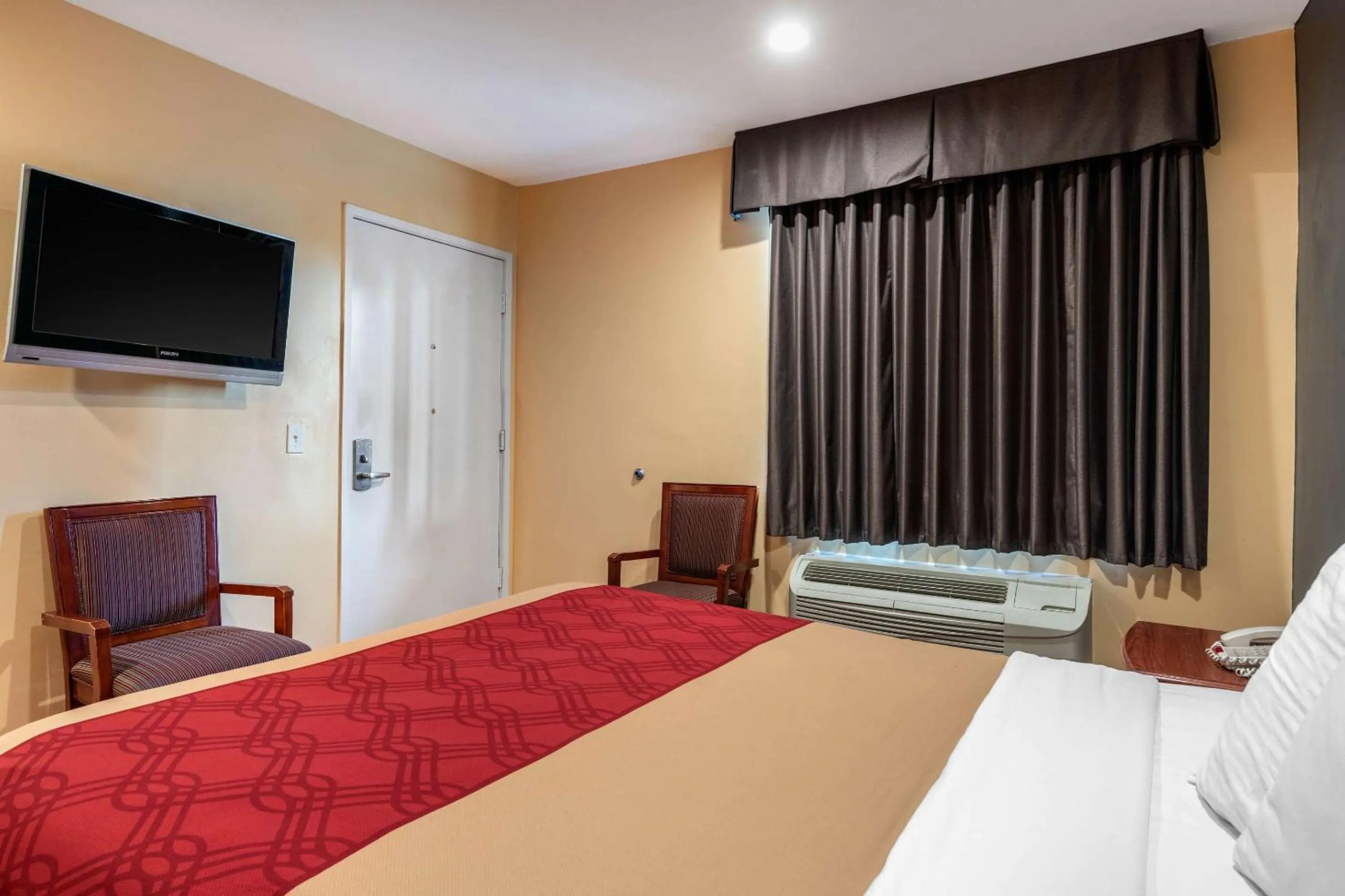 Bedroom, Bed in Rodeway Inn Carson - Los Angeles South