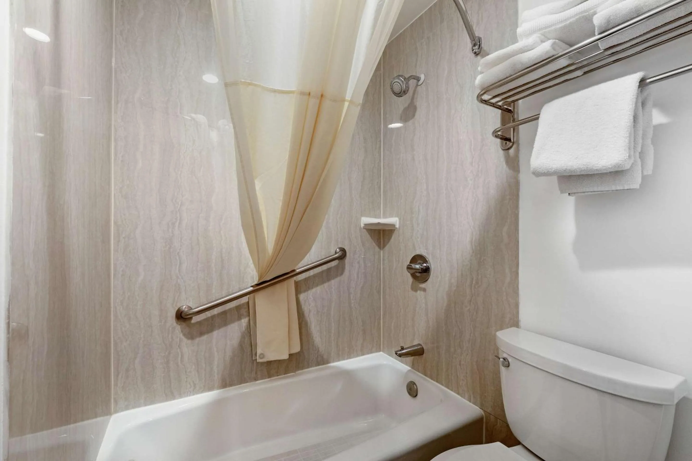 Bedroom in Rodeway Inn Carson - Los Angeles South