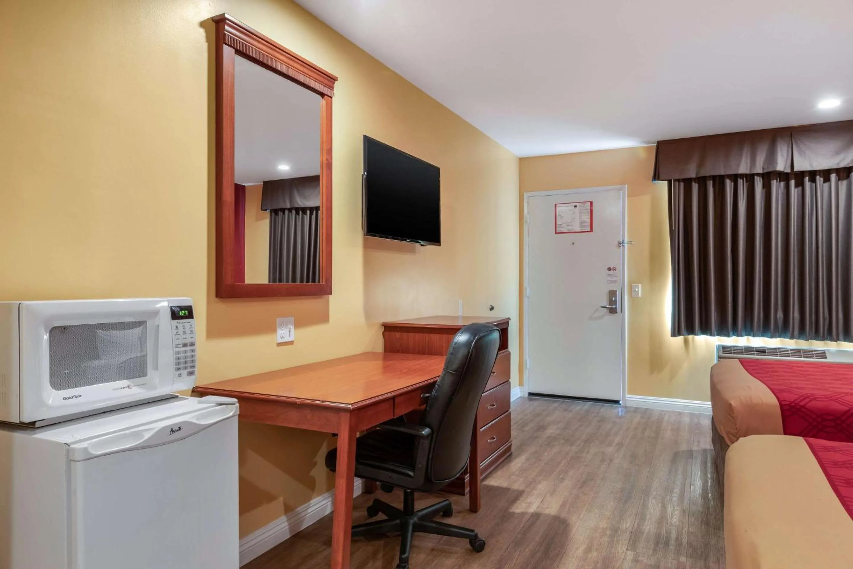 Bedroom in Rodeway Inn Carson - Los Angeles South