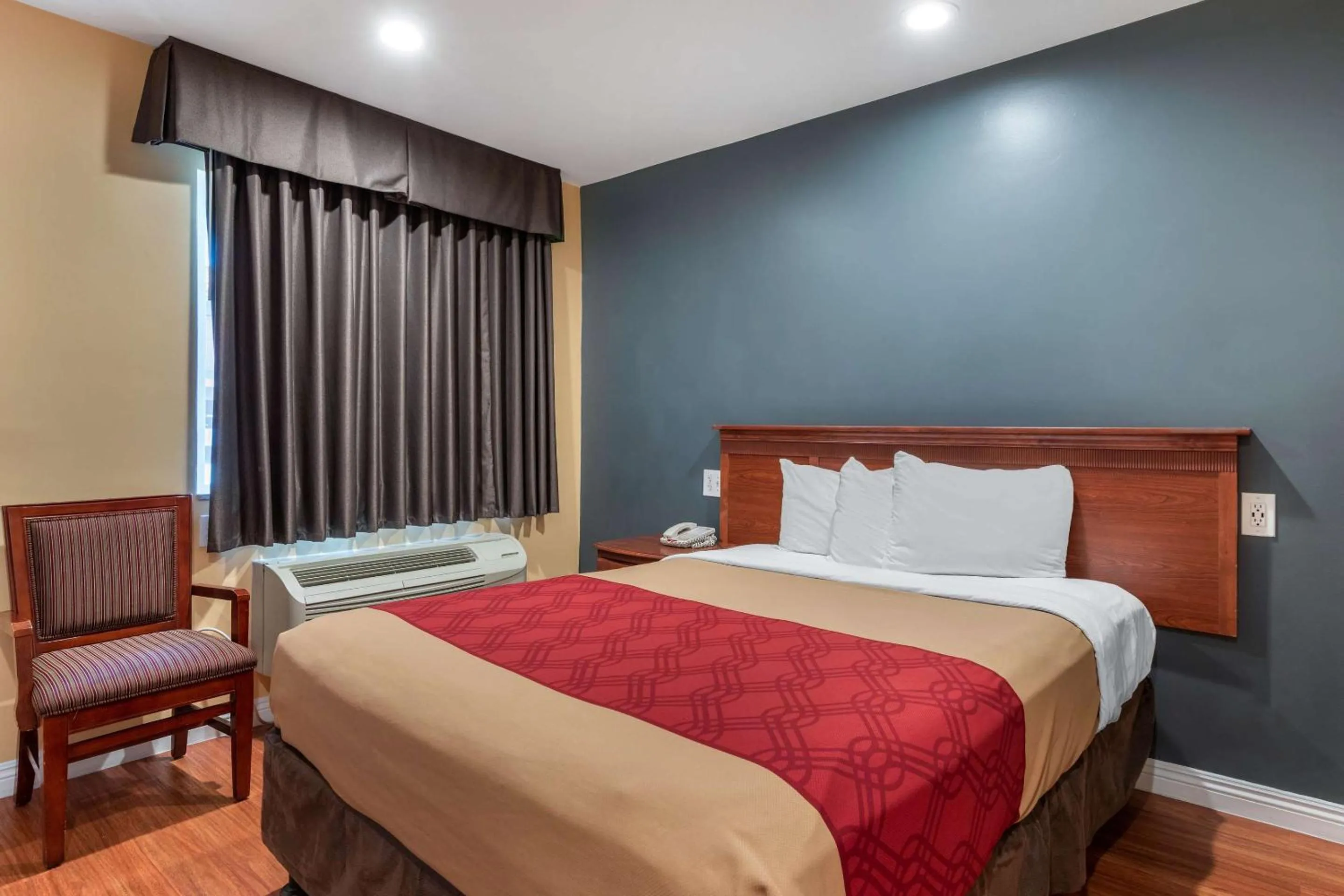 Bedroom, Bed in Rodeway Inn Carson - Los Angeles South