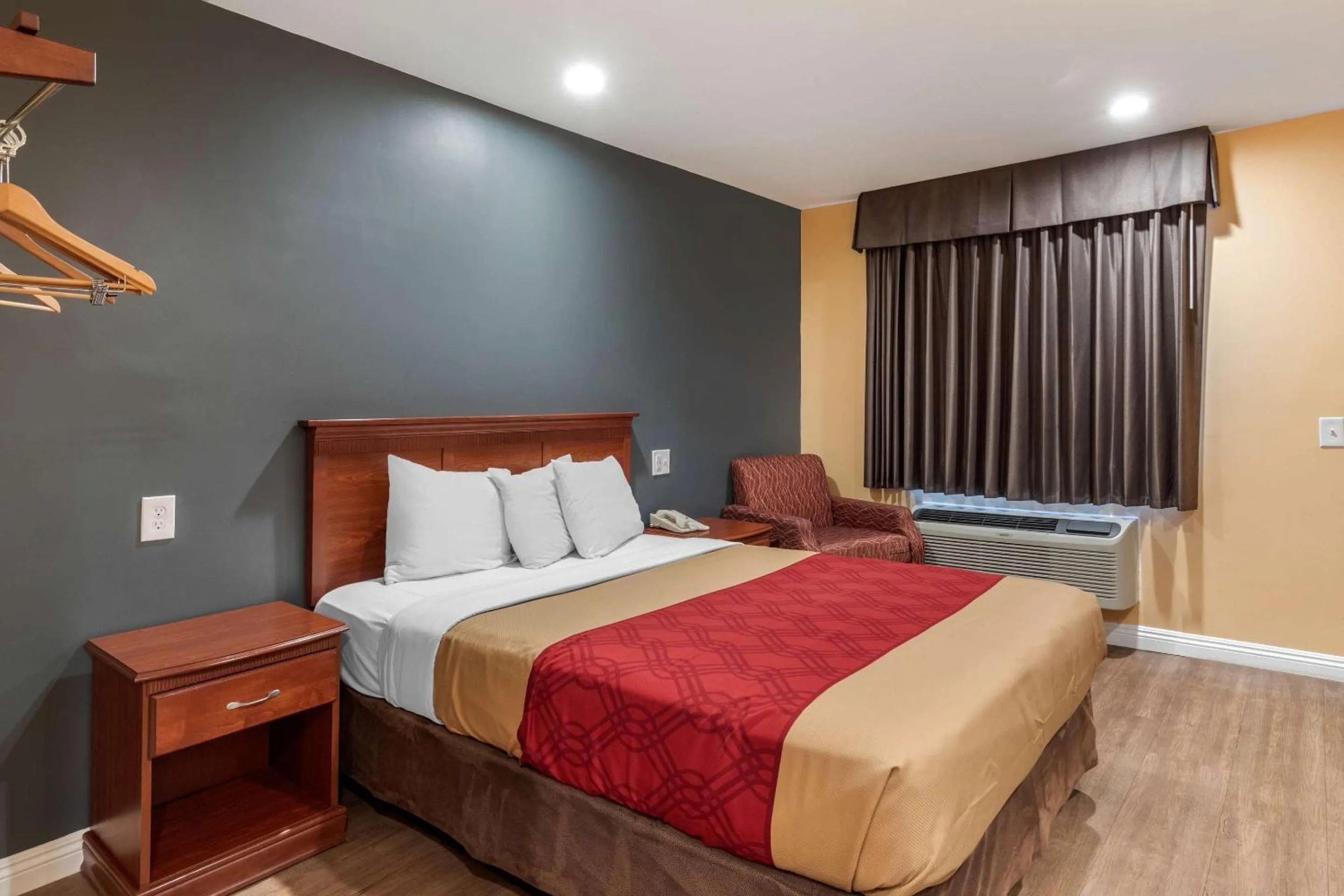 Bedroom, Bed in Rodeway Inn Carson - Los Angeles South