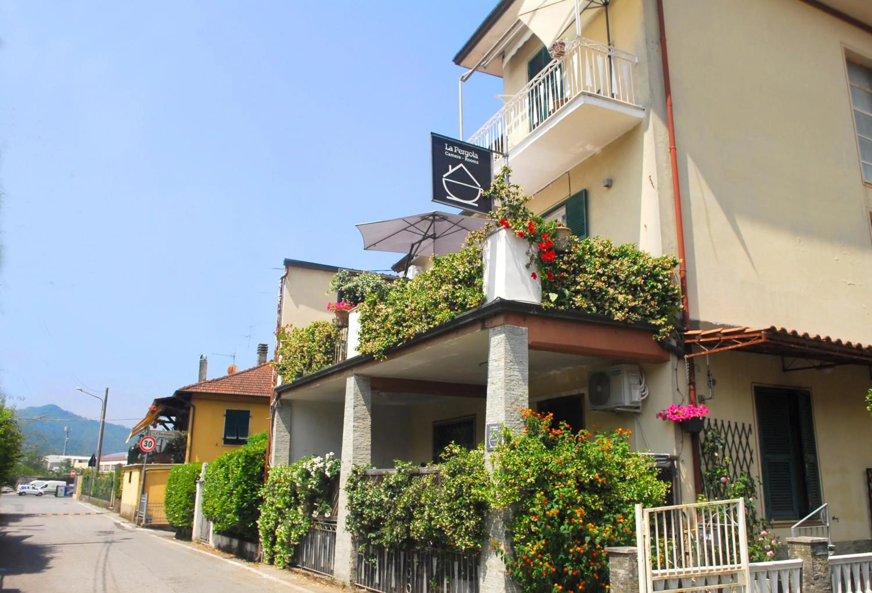 La Pergola Private Parking