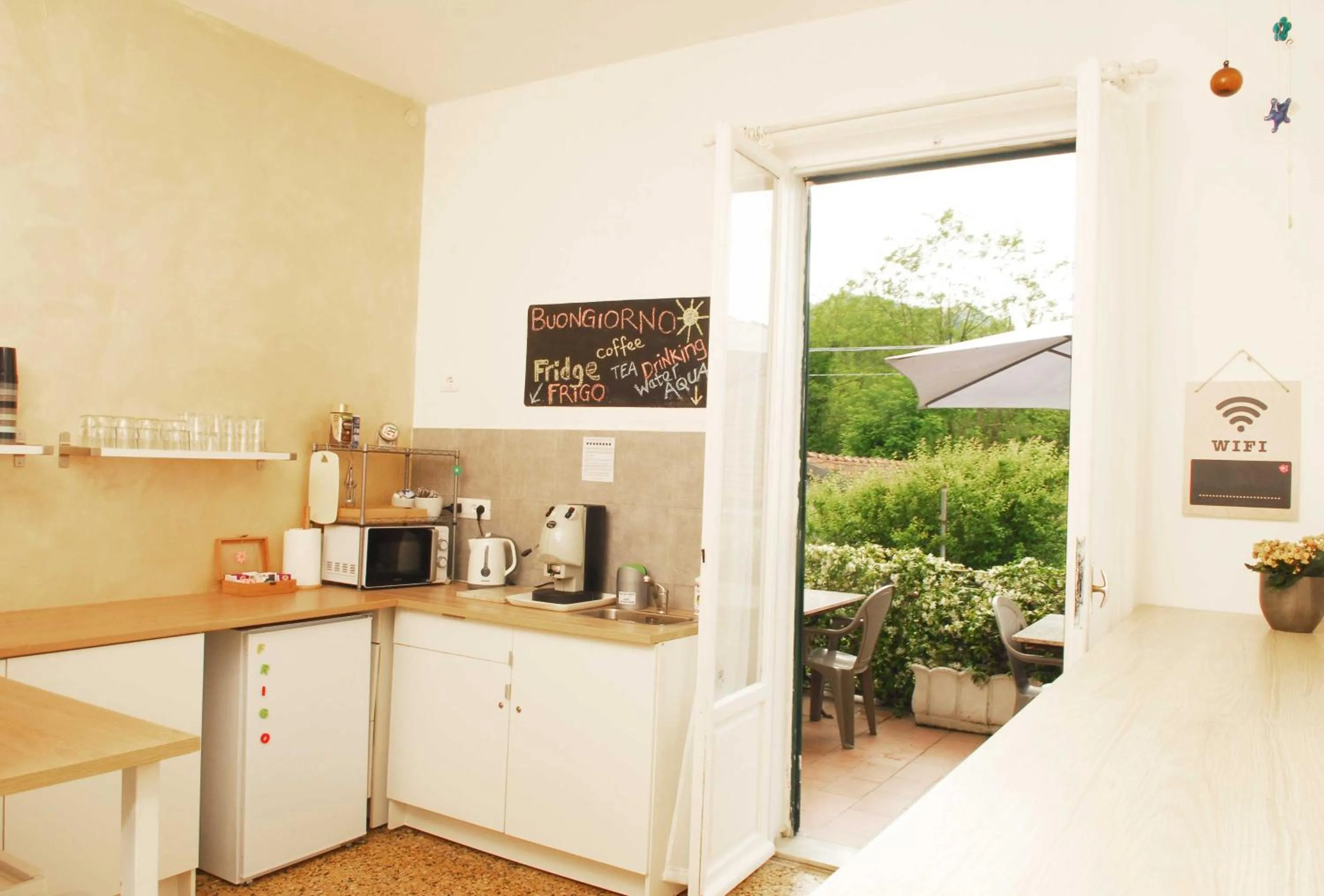 La Pergola Private Parking