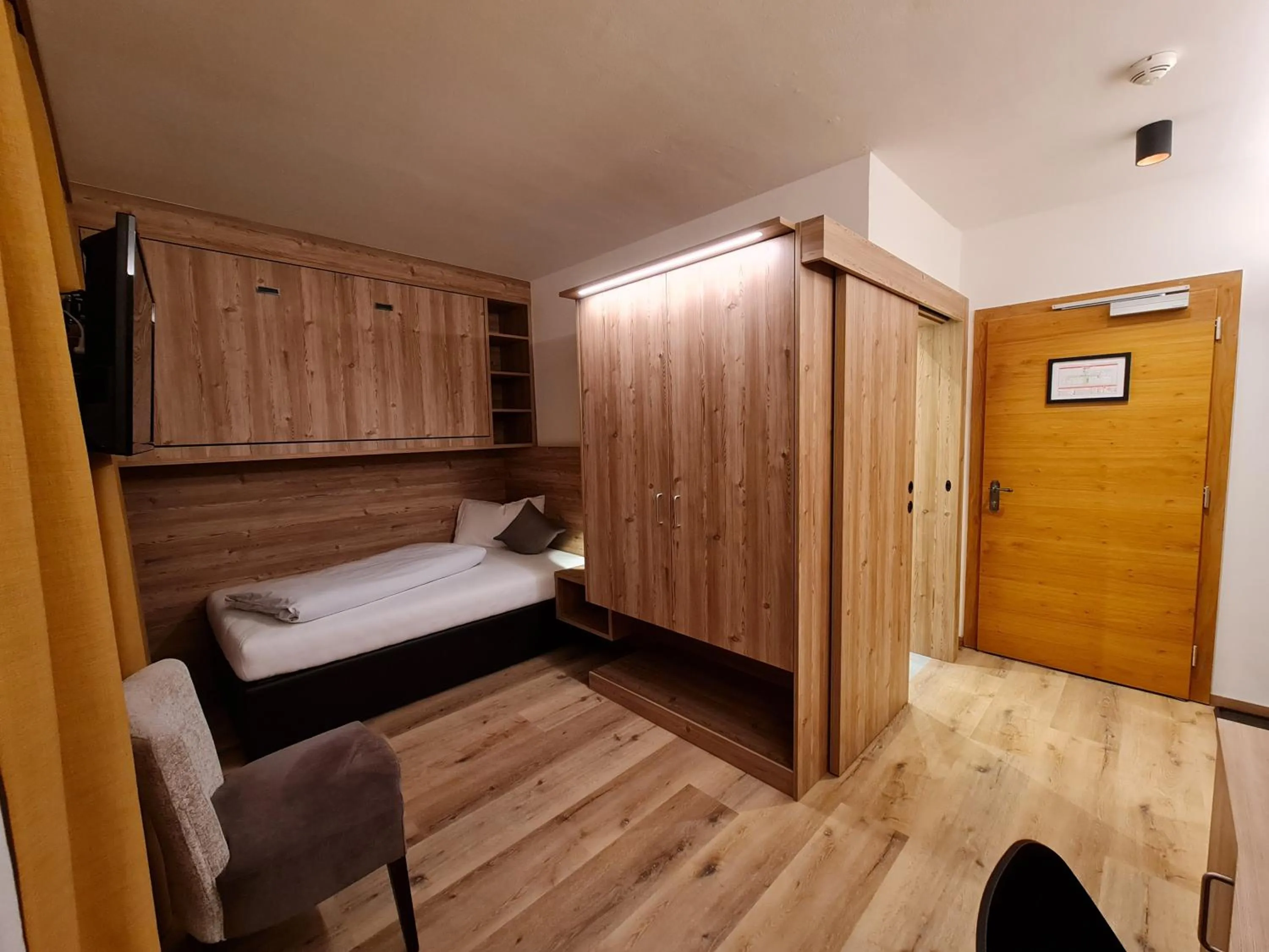 Bed in Hotel Mondschein