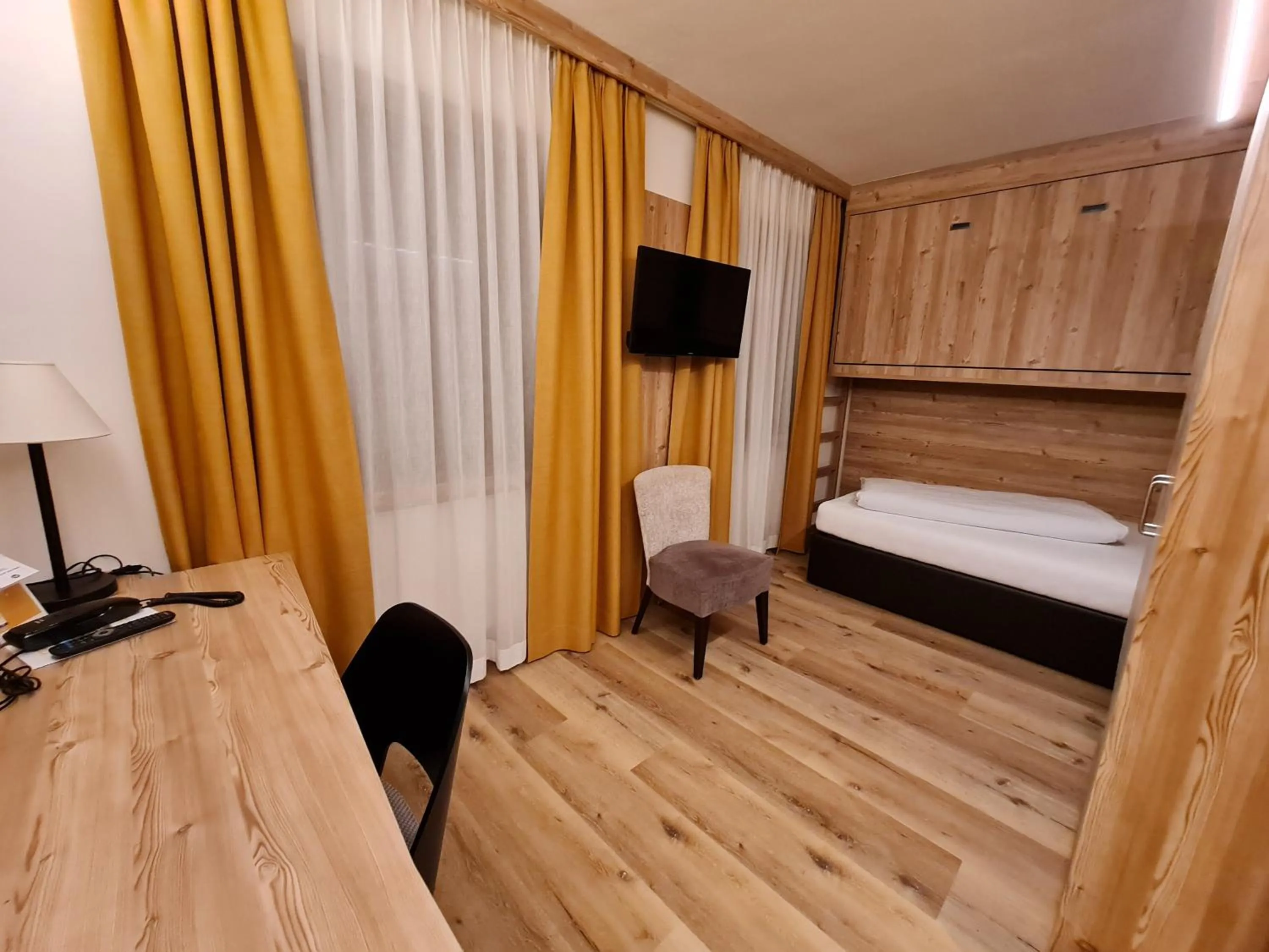 Bed in Hotel Mondschein