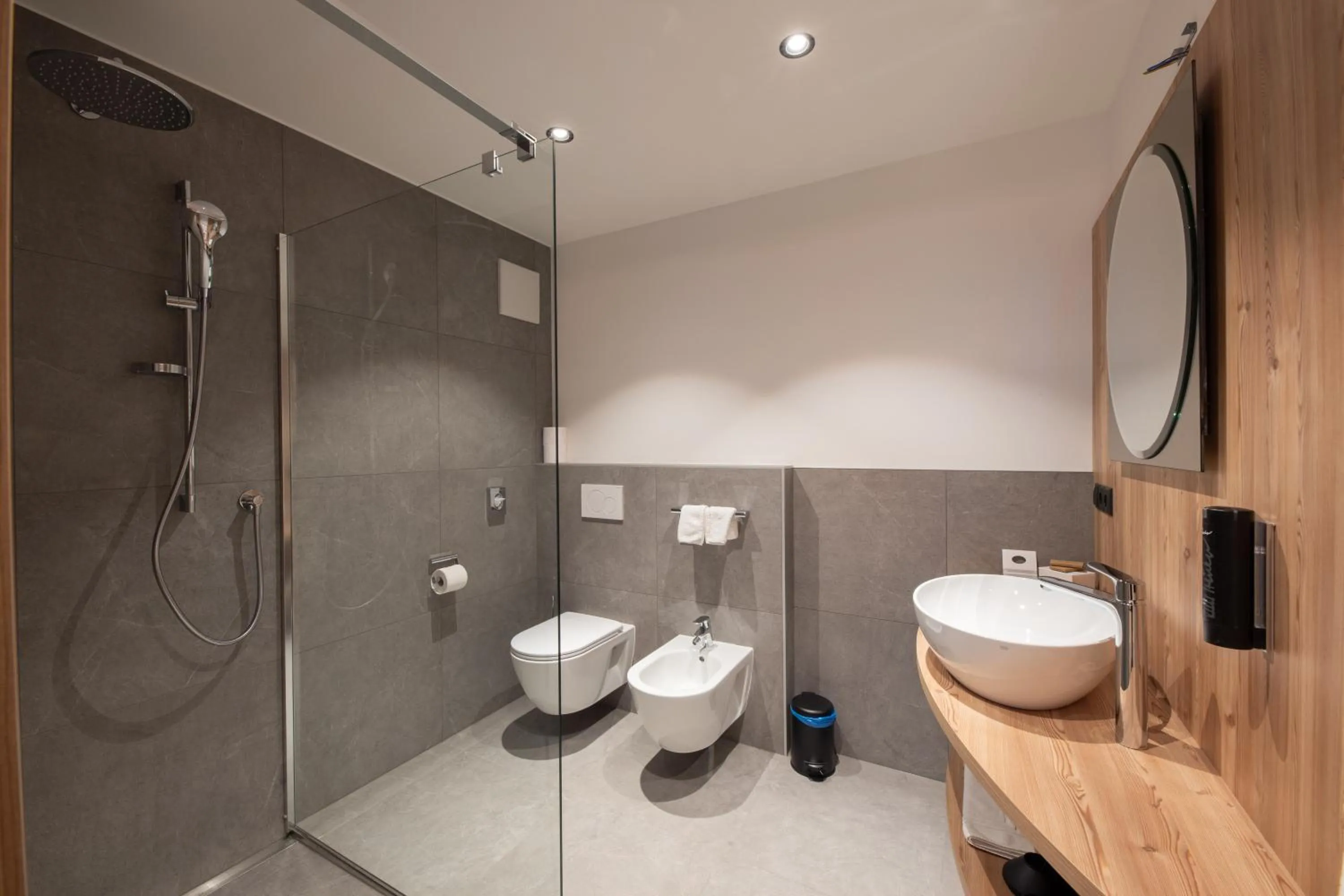 Shower in Hotel Mondschein