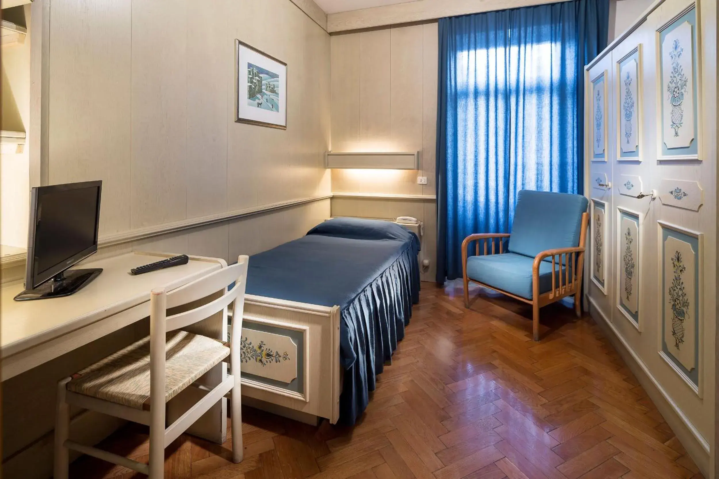 Single Room with Balcony in Hotel Corona Single Room with Balcony in Hotel Corona