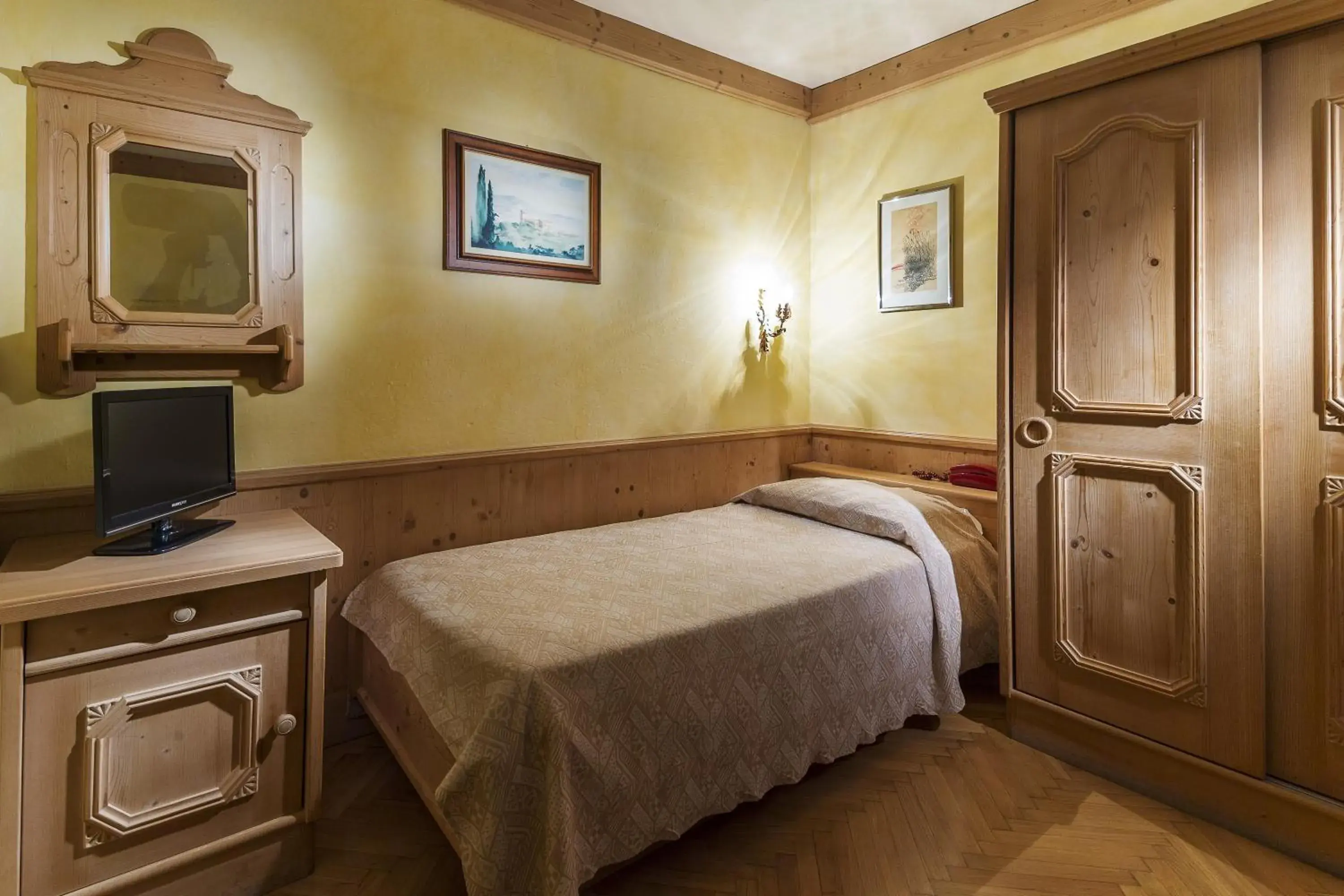 Connected Single Room in Hotel Corona Connected Single Room in Hotel Corona