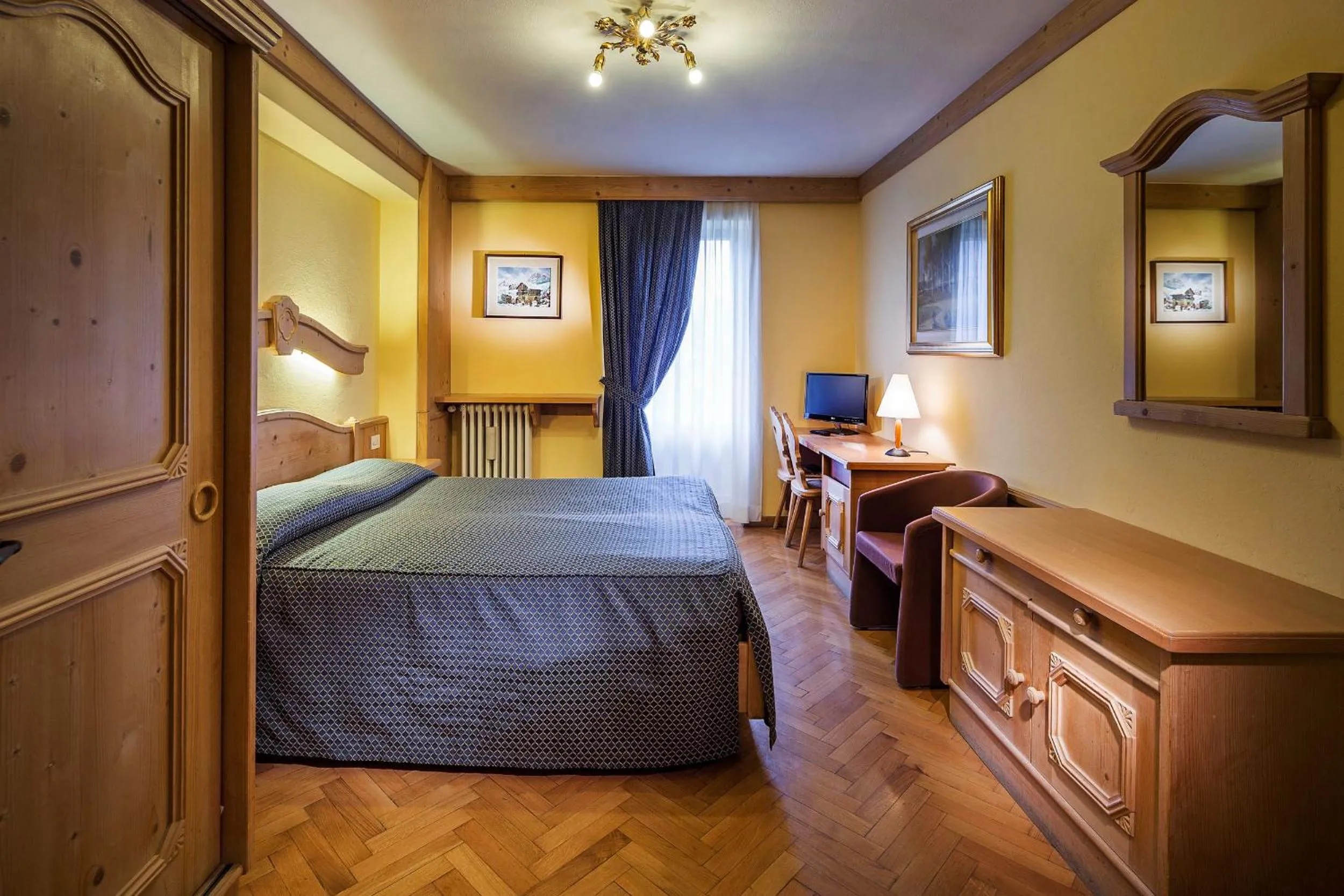 Photo of the whole room, Bed in Hotel Corona