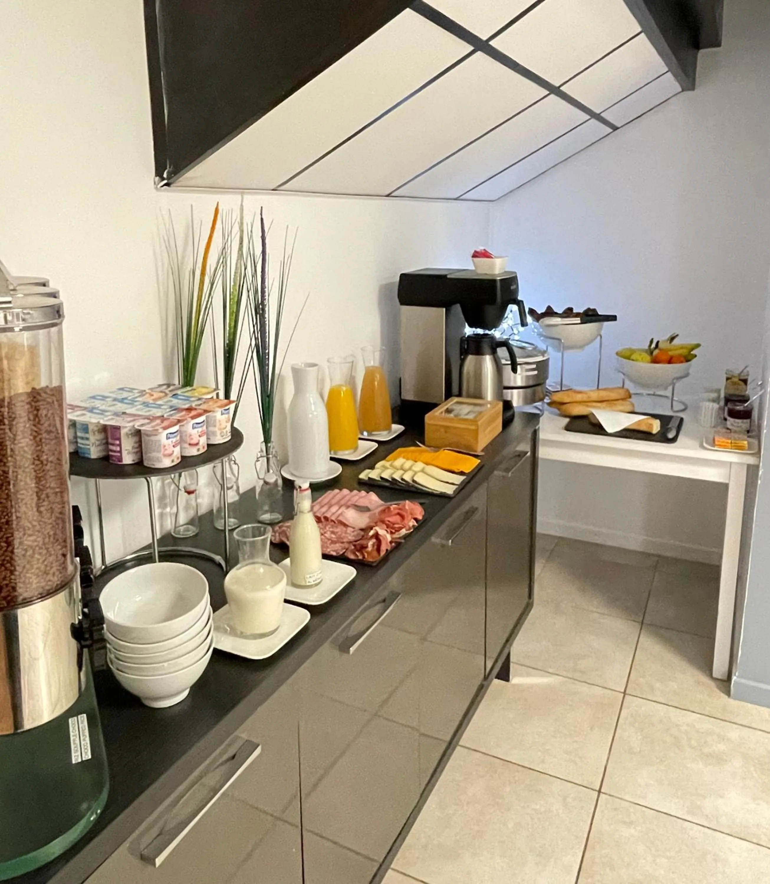 Breakfast in Hôtel Némo Aéroport de Pau