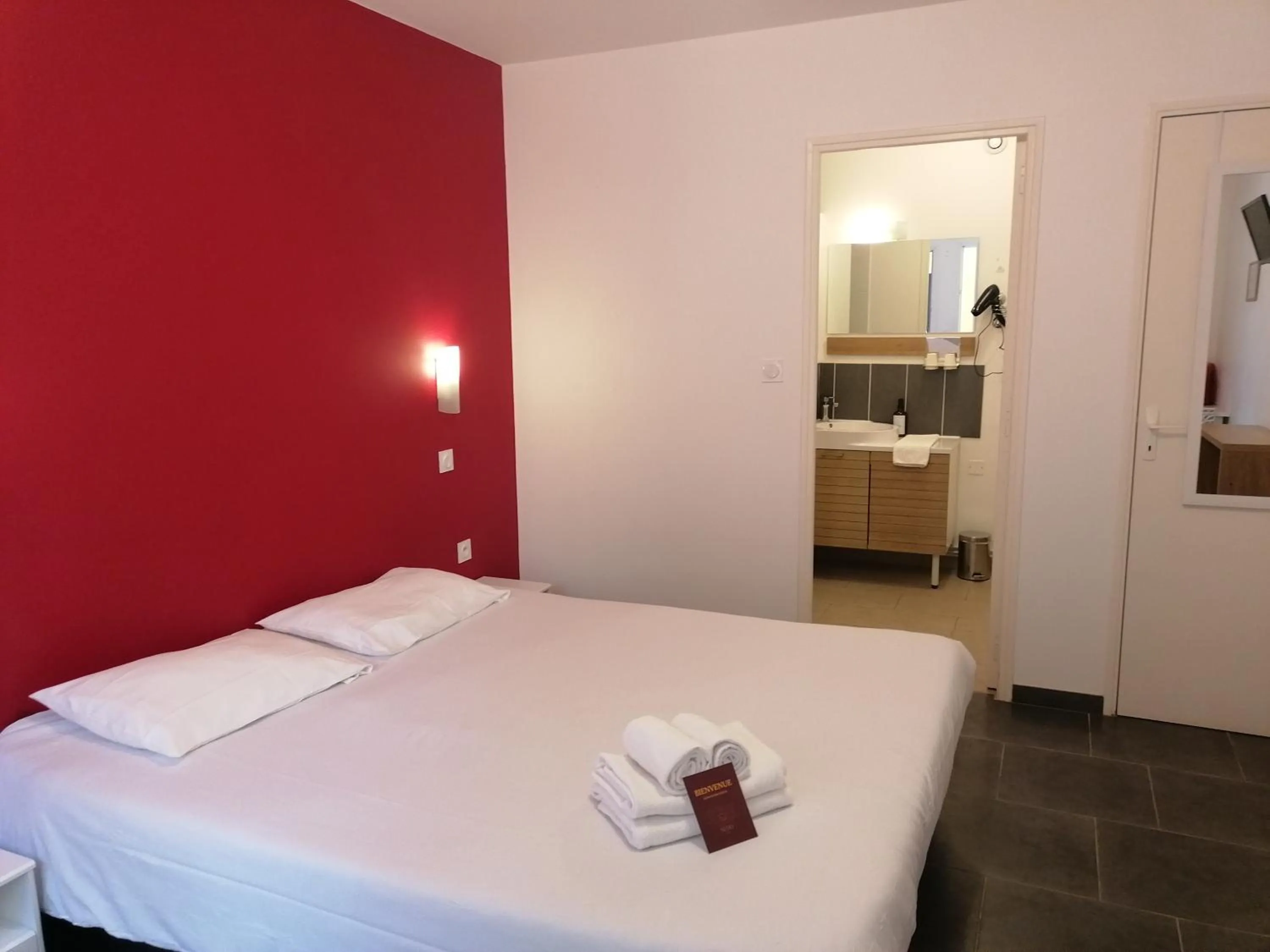 Bedroom in Hôtel Némo Aéroport de Pau