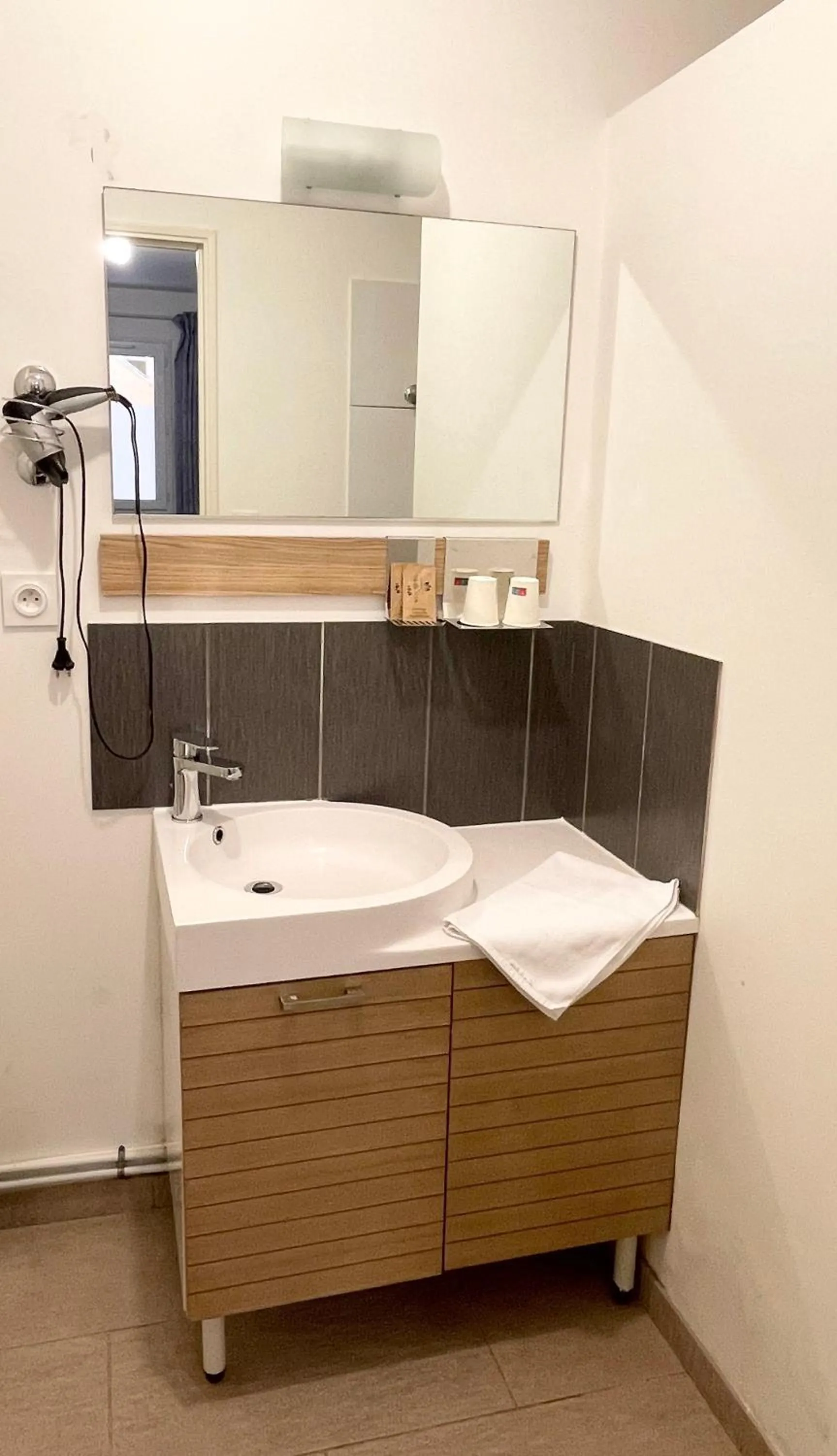 Shower in Hôtel Némo Aéroport de Pau