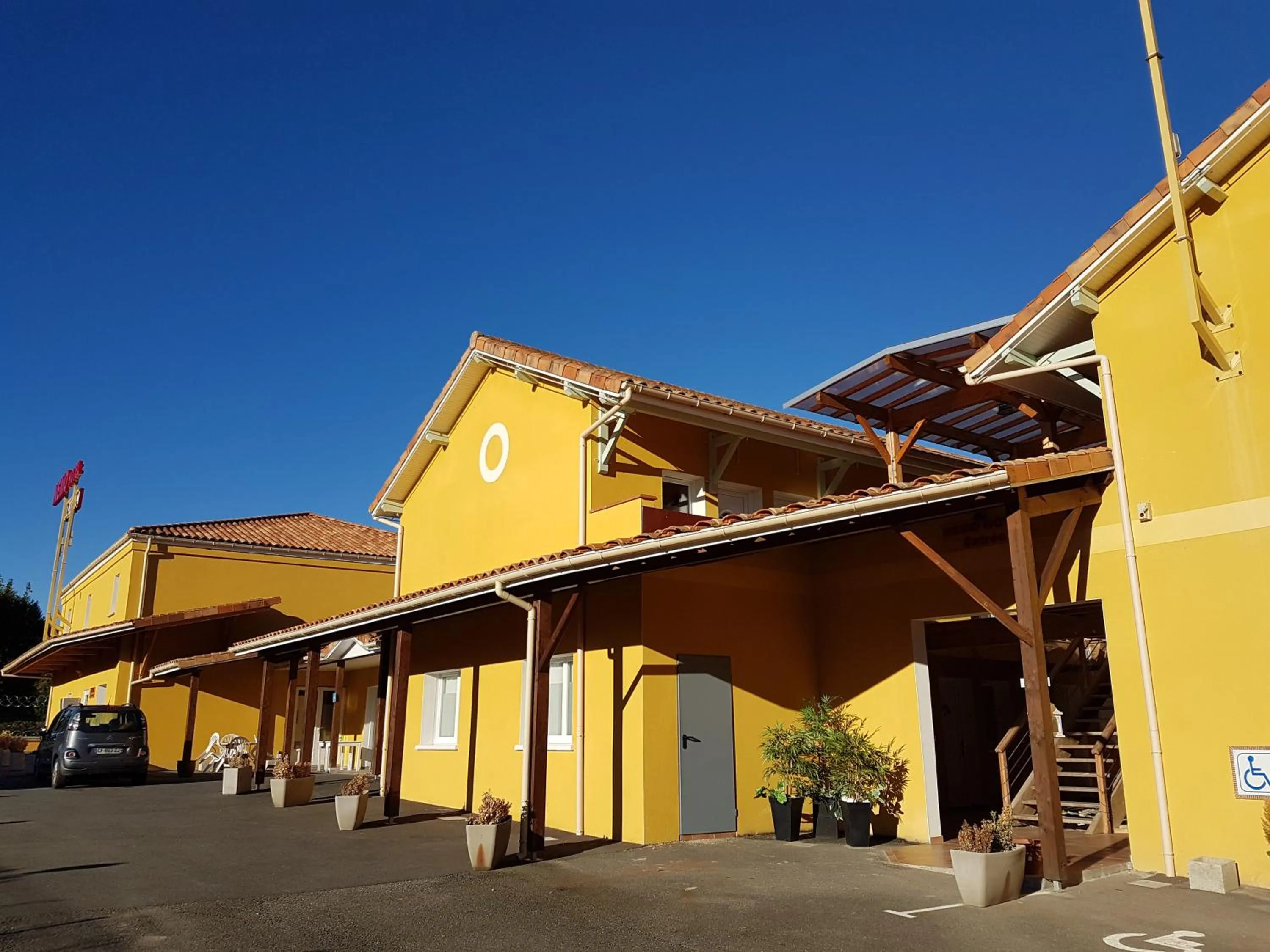 Property building in Hôtel Némo Aéroport de Pau