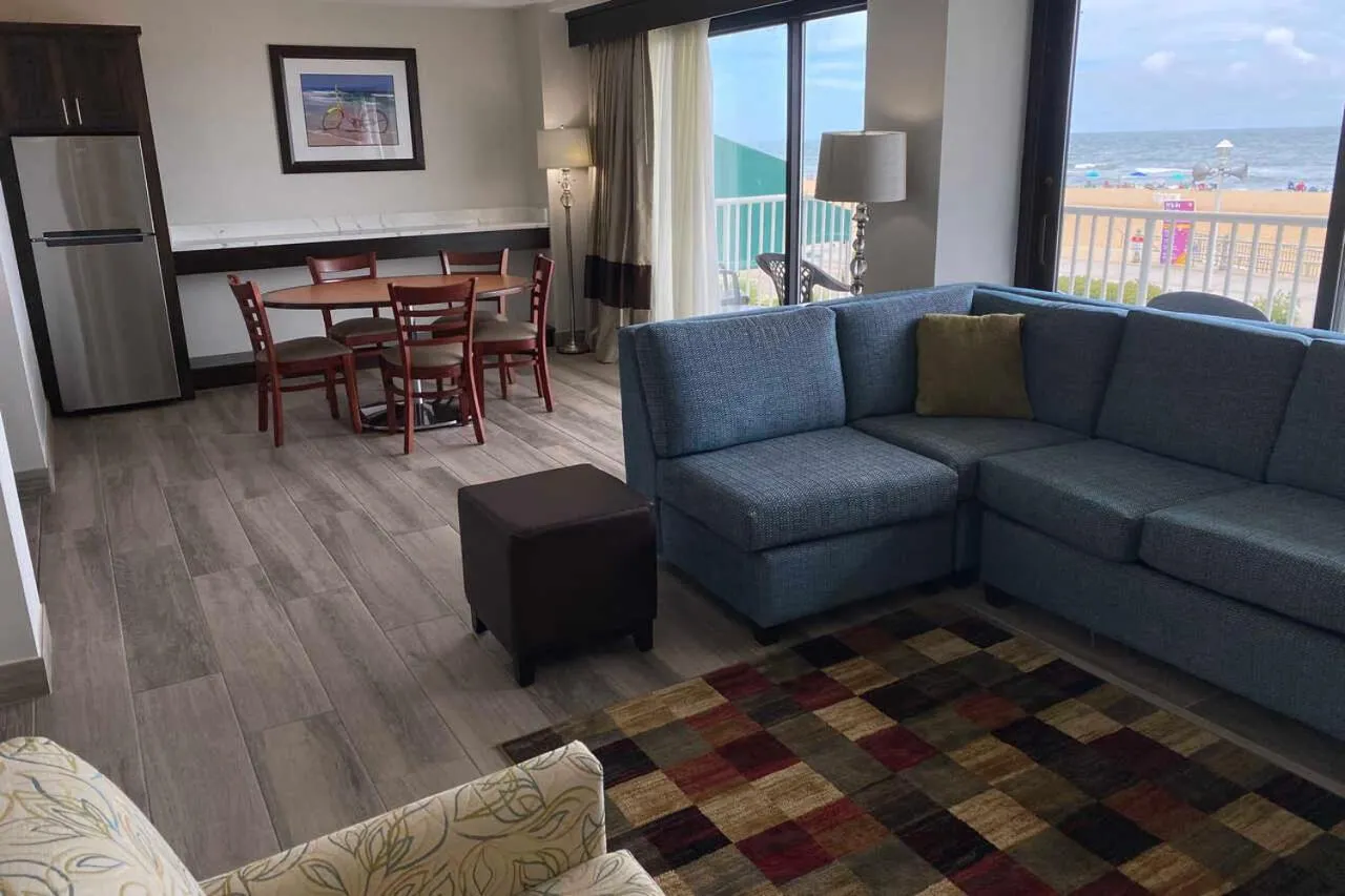 Living room in Coastal Hotel & Suites Virginia Beach - Oceanfront