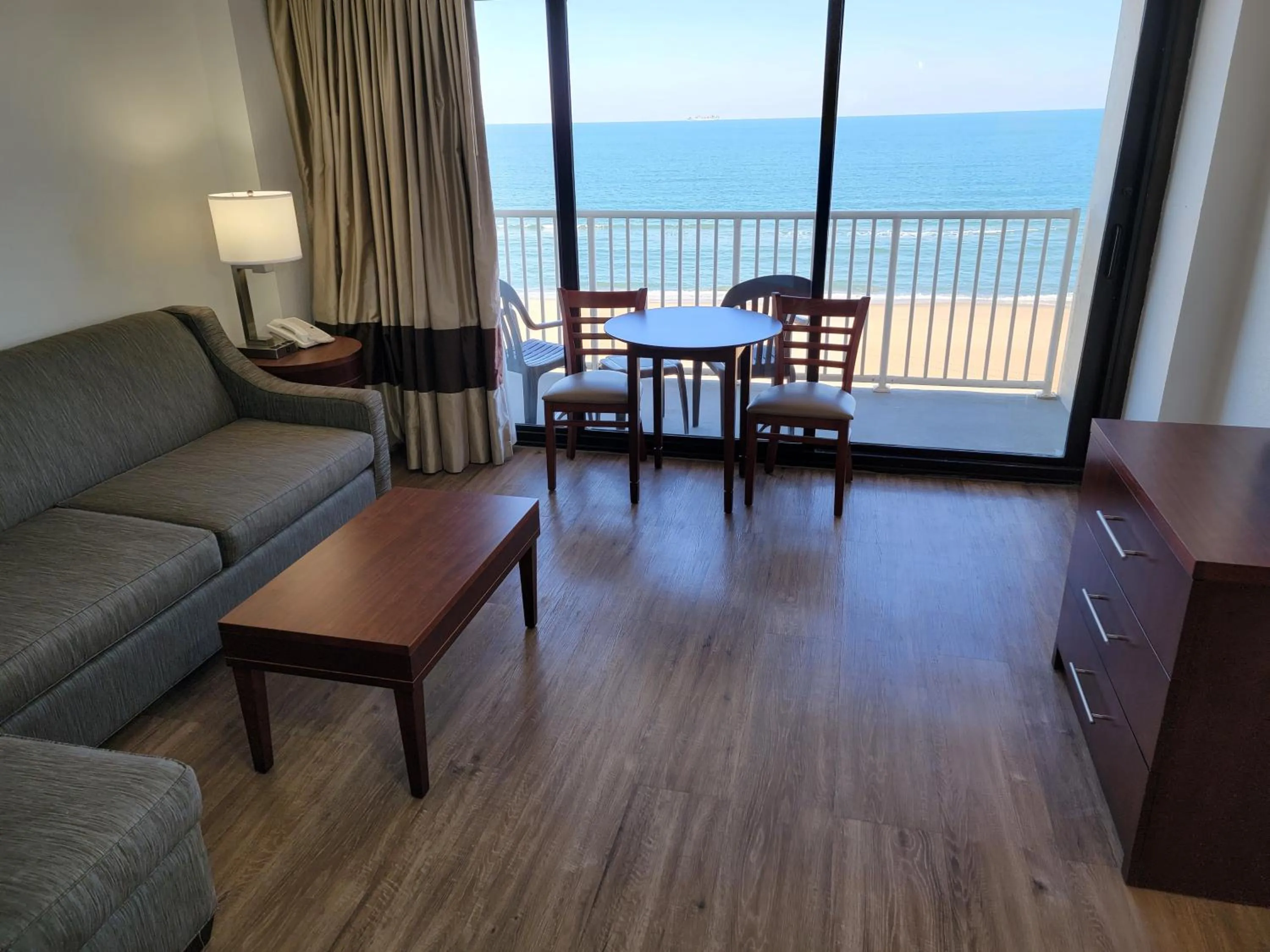 Living room in Coastal Hotel & Suites Virginia Beach - Oceanfront