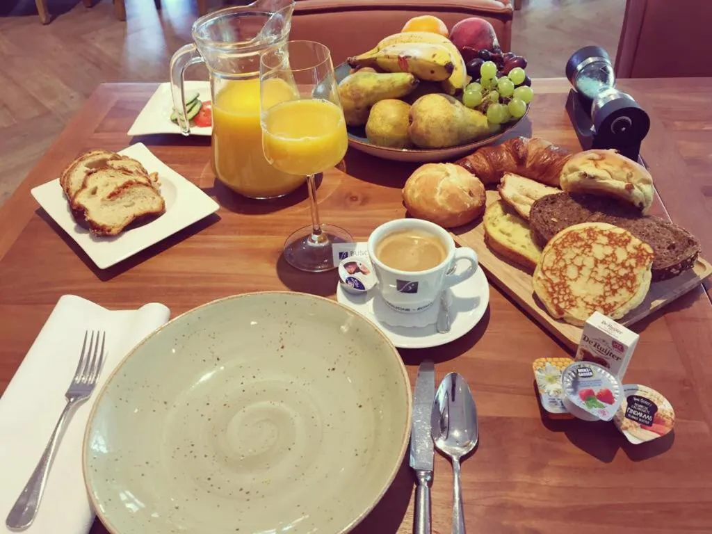 Buffet breakfast in Villa Westerduin