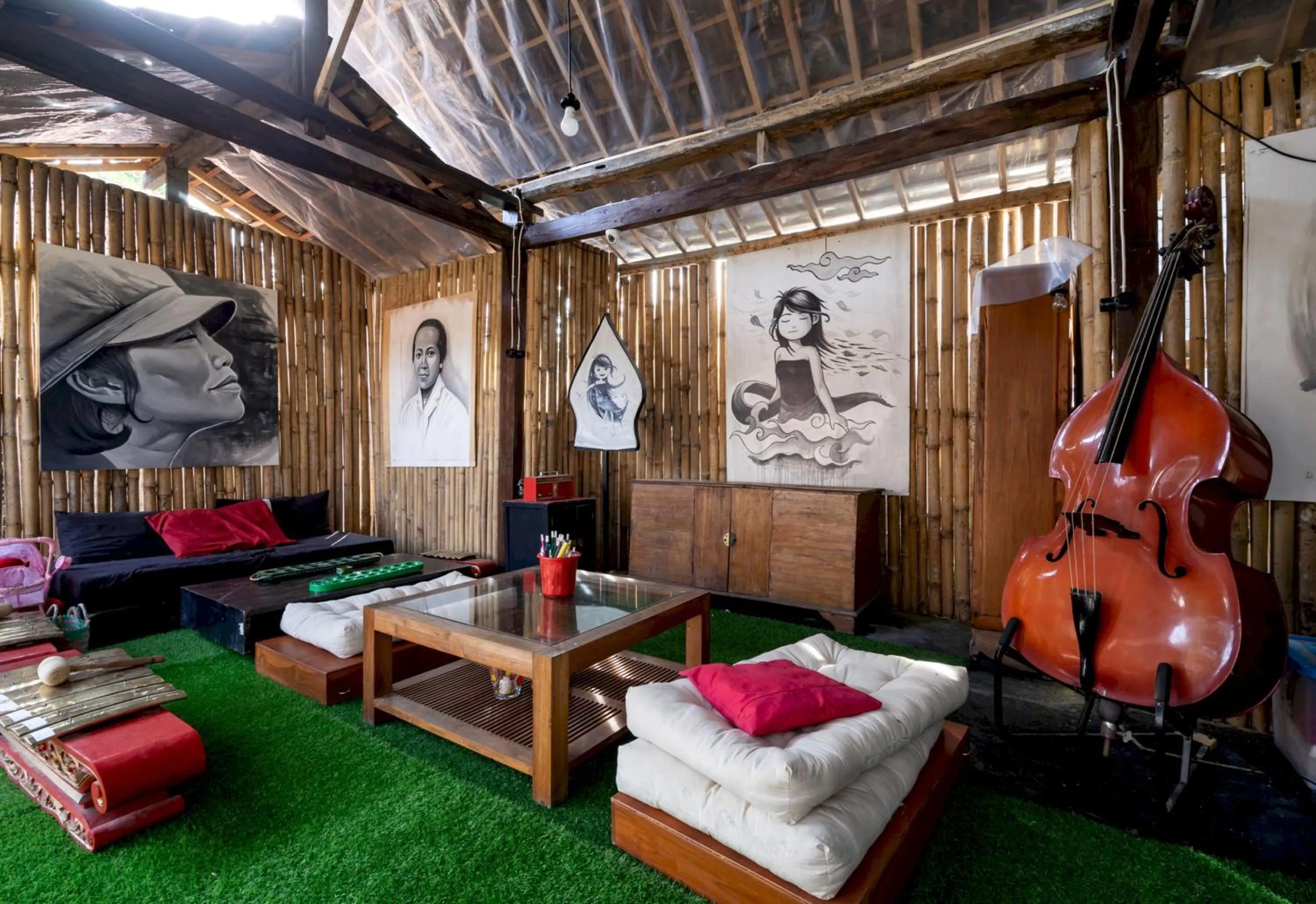 Seating area in OYO 2393 Omahe Nawung Syariah