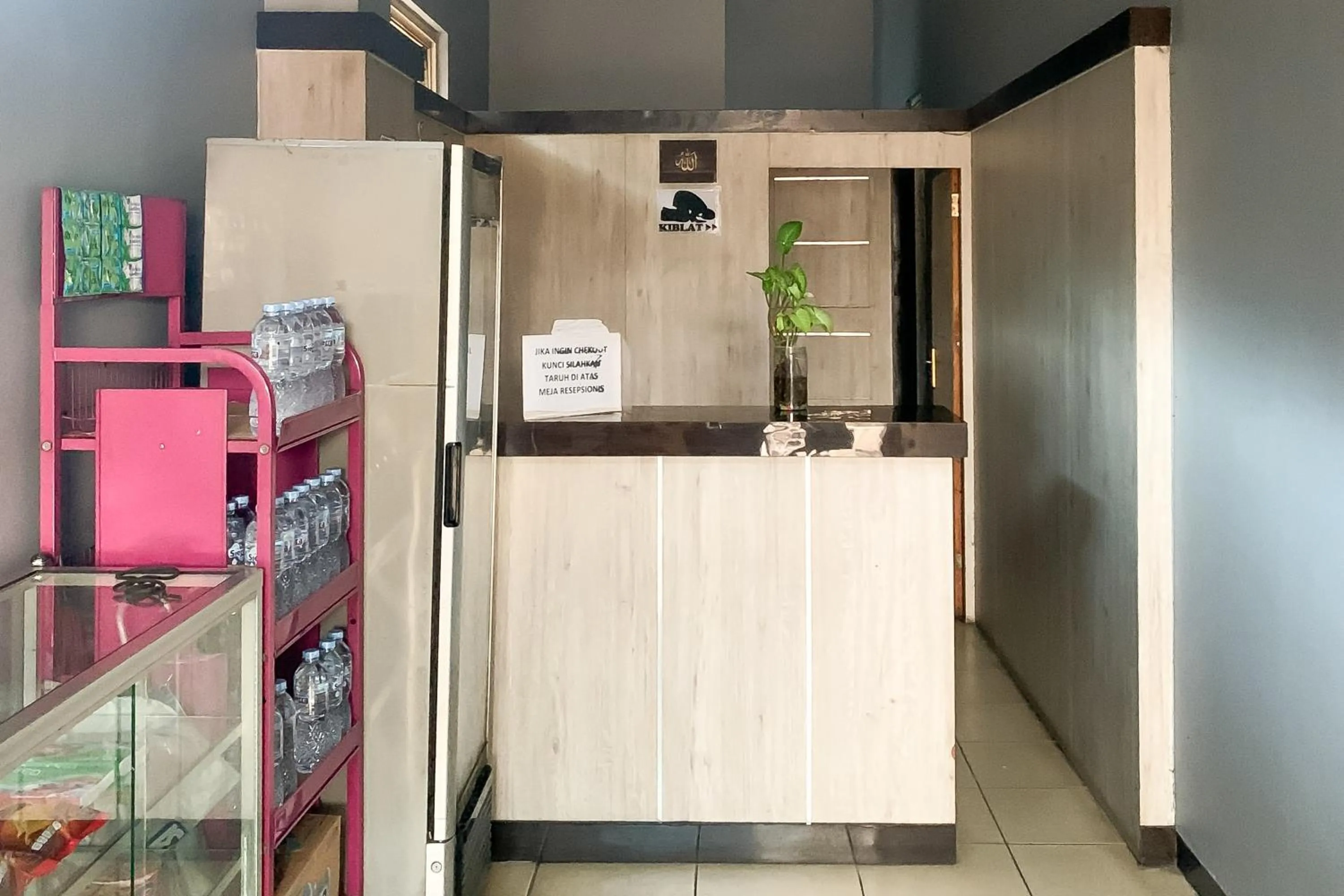 Lobby or reception in Karins Guesthouse Syariah RedPartner