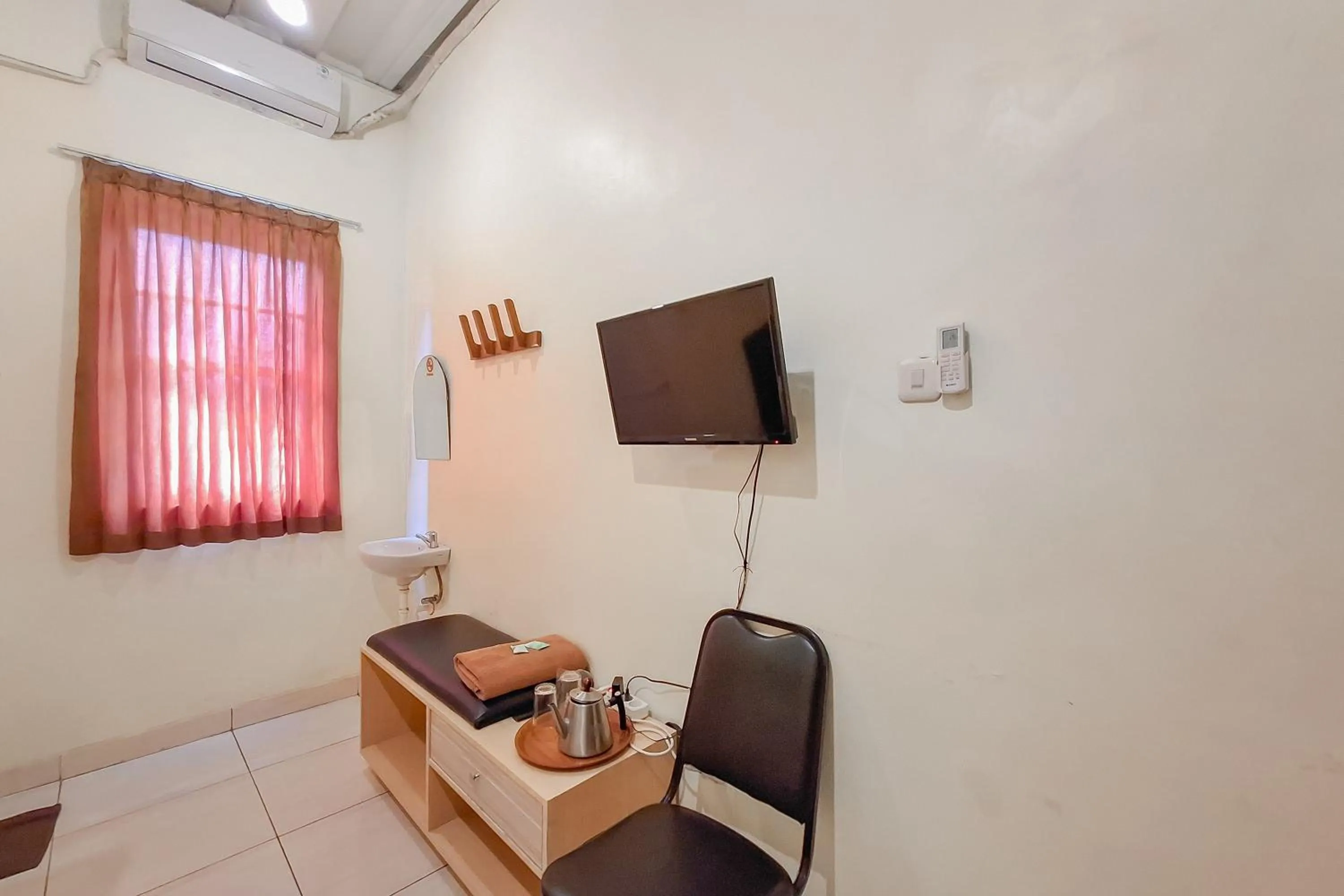 TV and multimedia in SUPER OYO Collection O 2383 Andongkoe 64 Salatiga