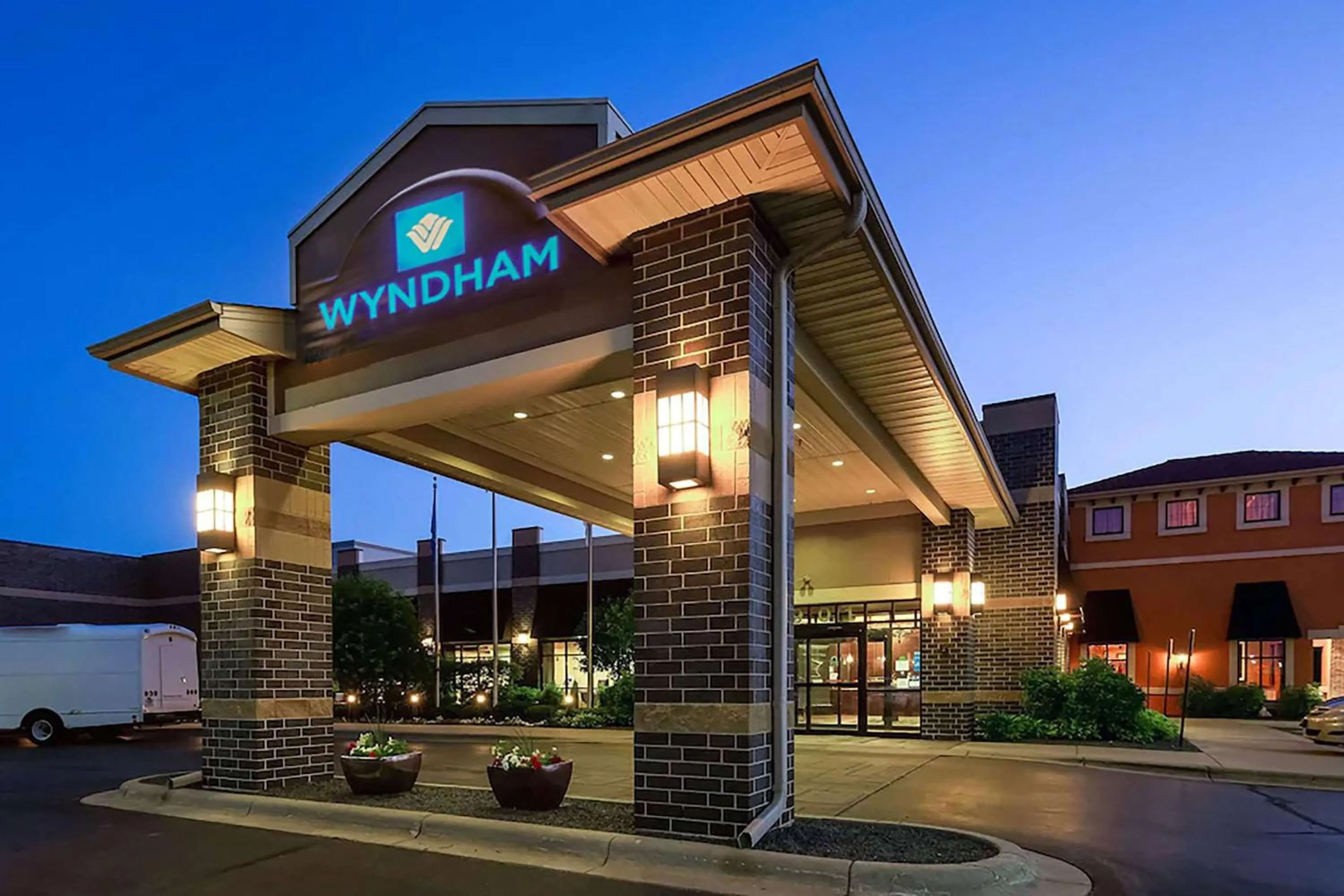 Property building in Wyndham Bloomington - Mall of America
