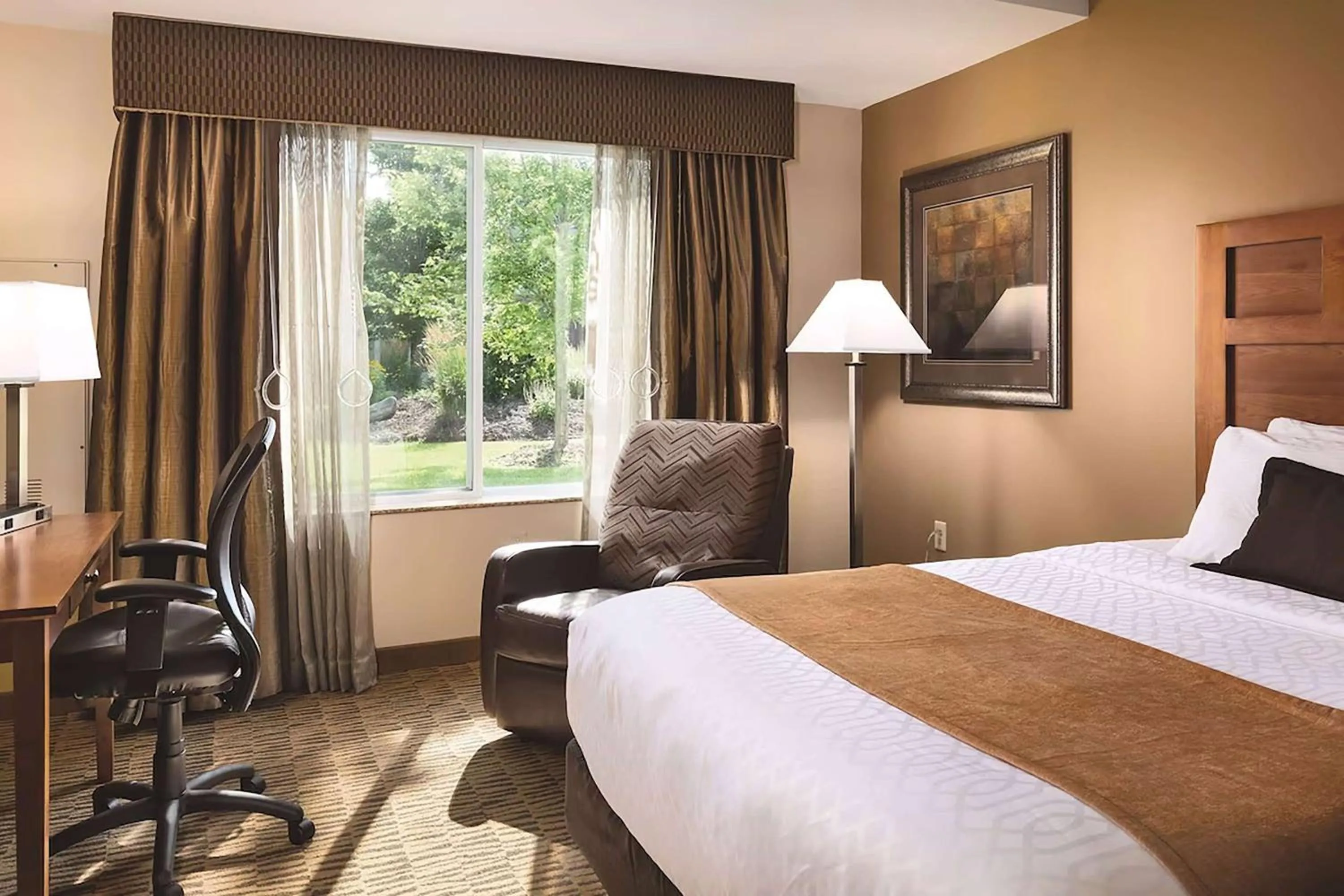 Photo of the whole room, Bed in Wyndham Bloomington - Mall of America
