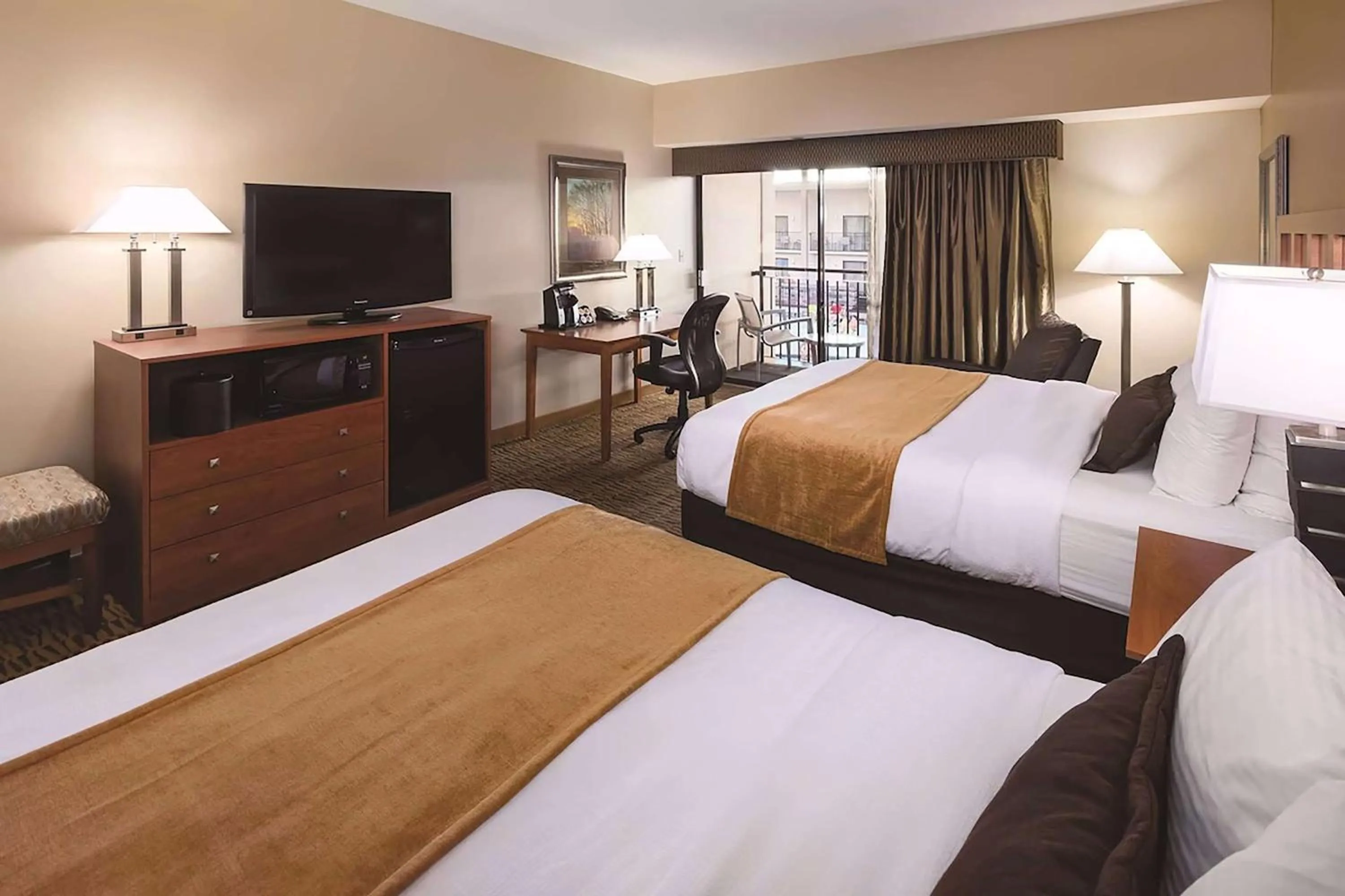 Photo of the whole room, Bed in Wyndham Bloomington - Mall of America