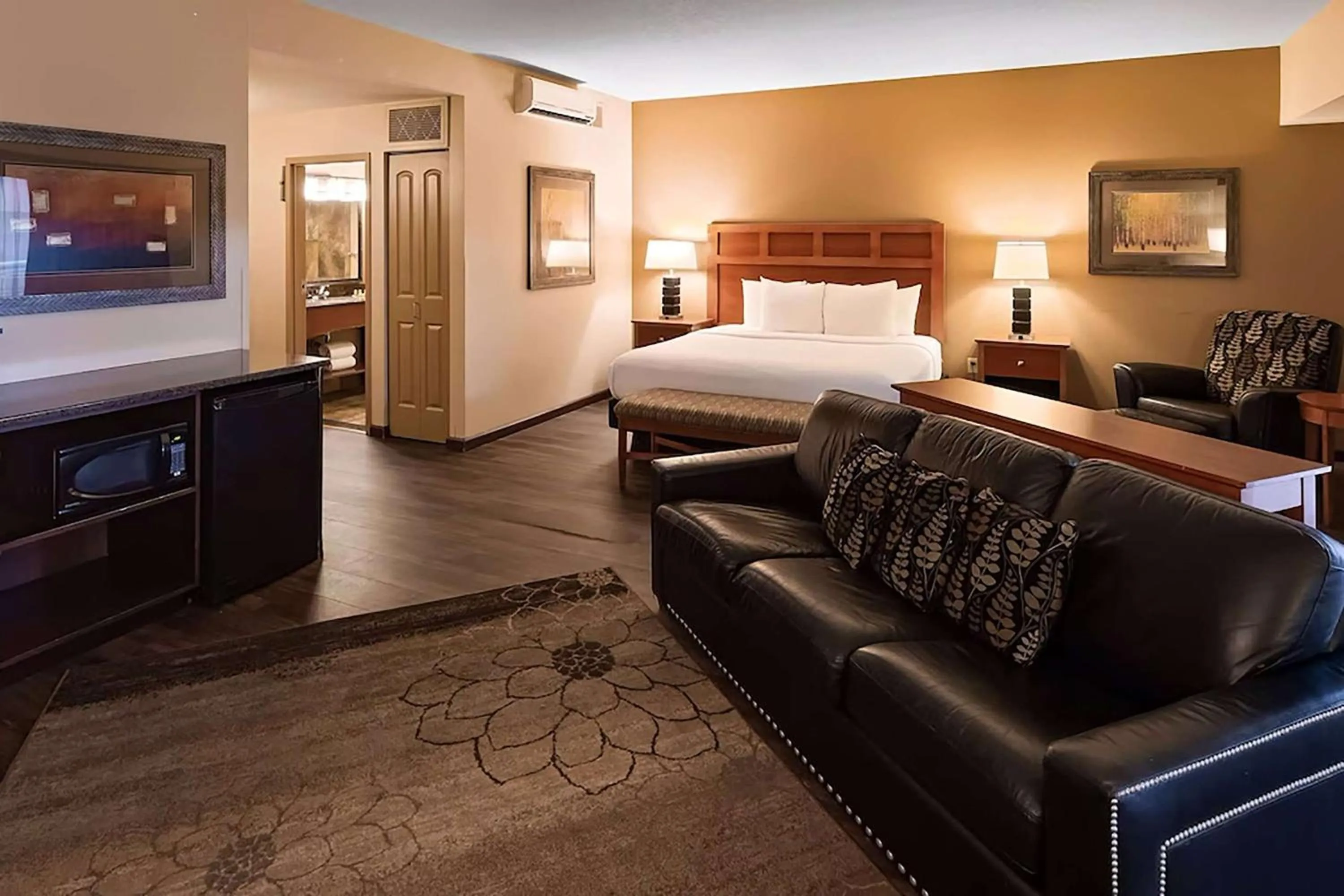 Photo of the whole room, Bed in Wyndham Bloomington - Mall of America