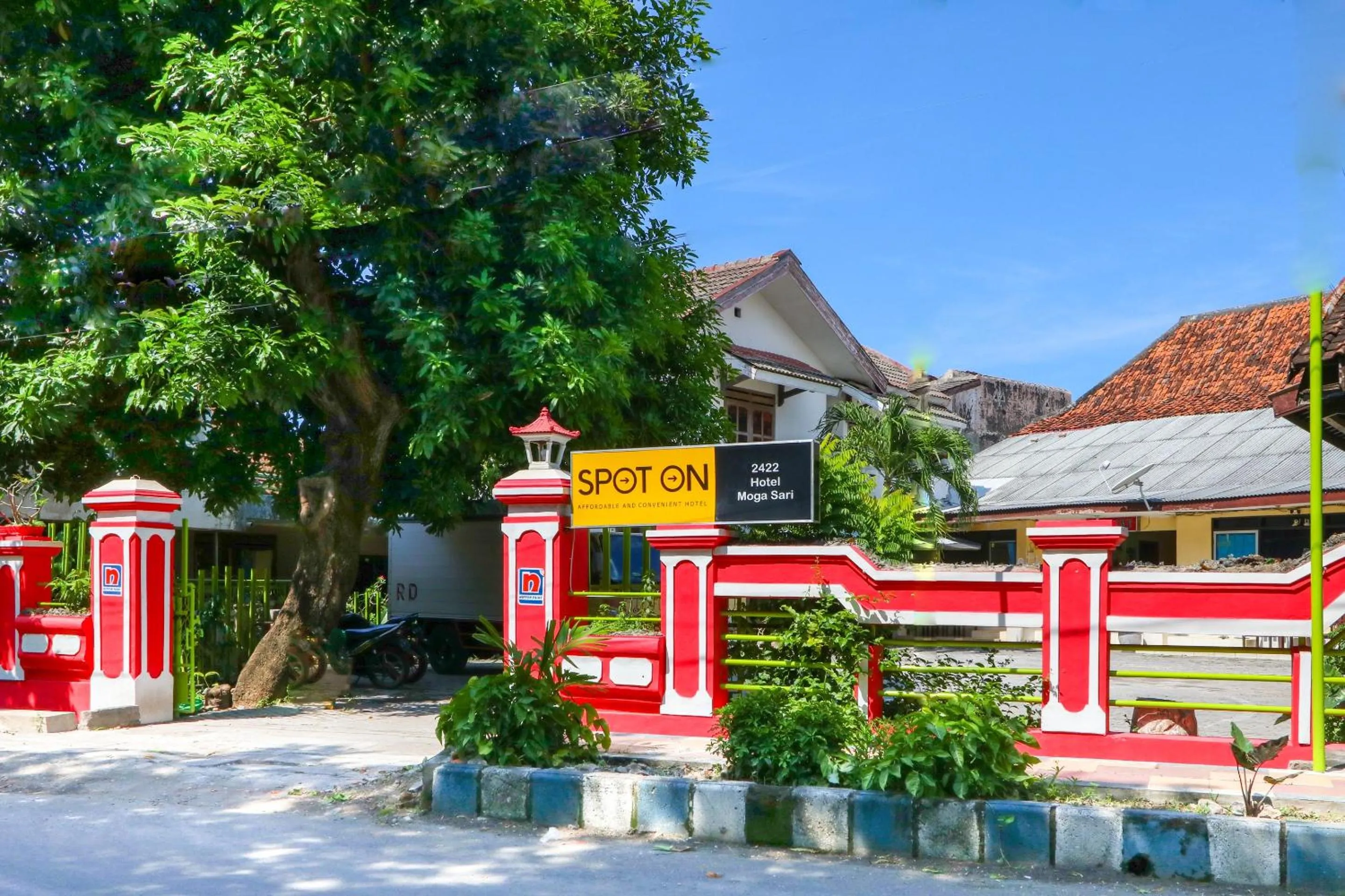 Facade/entrance in SPOT ON 2422 Hotel Moga Sari