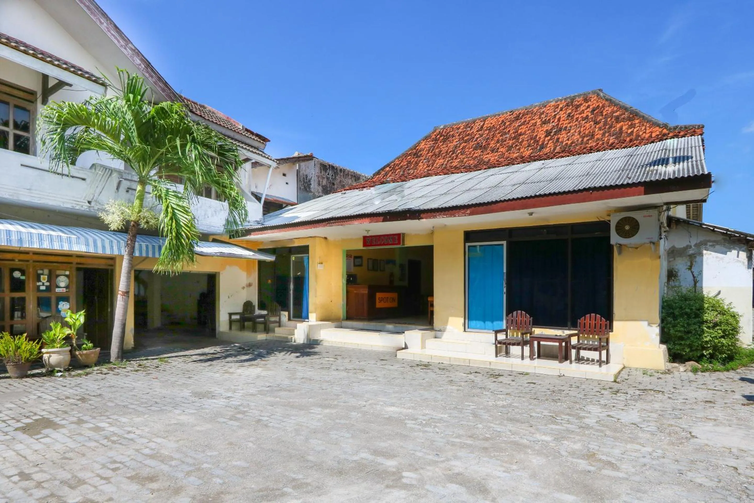 Facade/entrance in SPOT ON 2422 Hotel Moga Sari