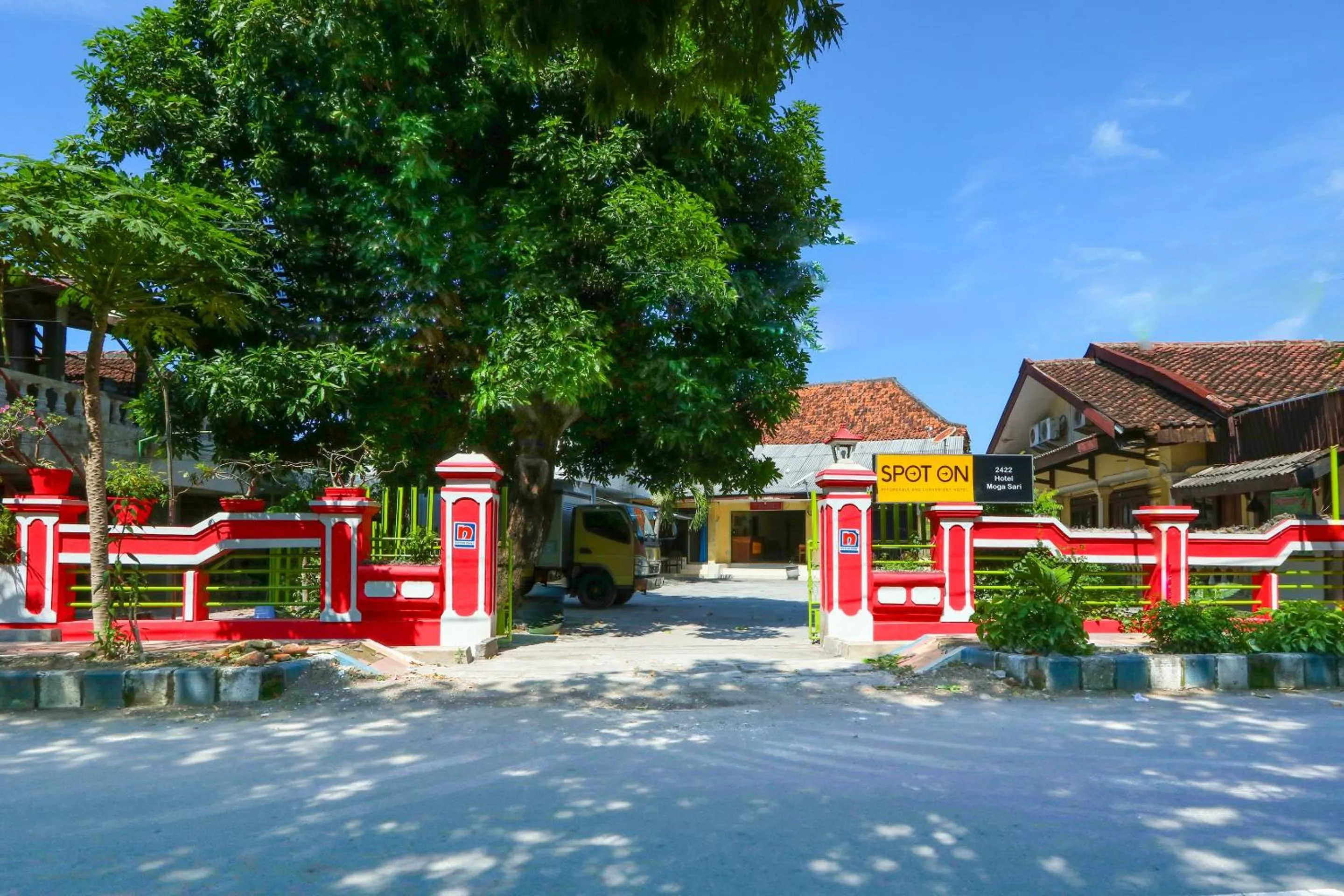 Facade/entrance in SPOT ON 2422 Hotel Moga Sari