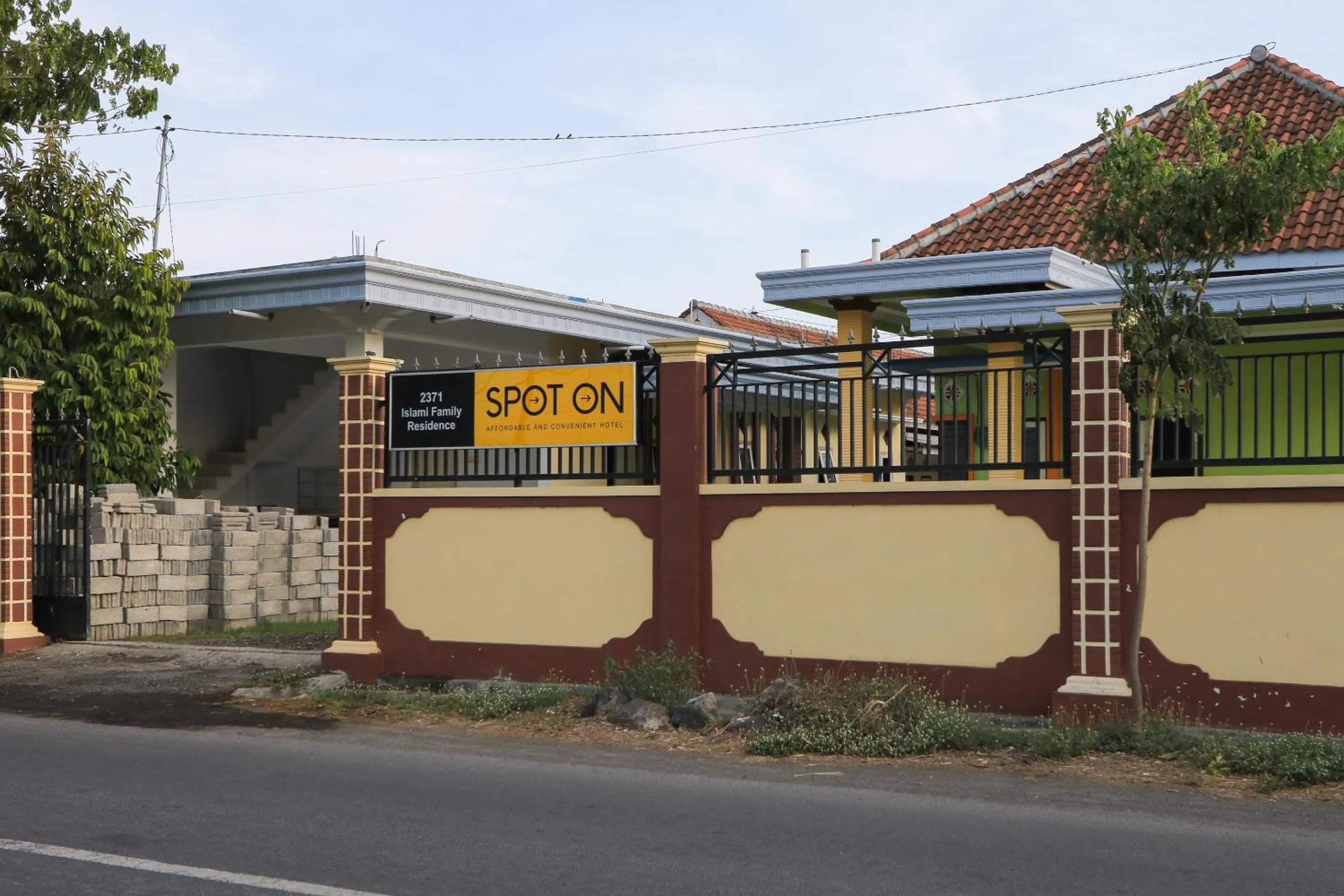 Property building in OYO 2371 Islami Family Residence