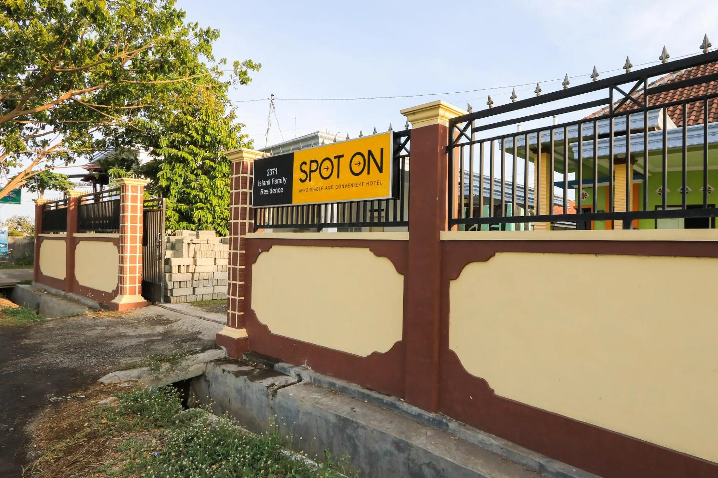 Property logo or sign in OYO 2371 Islami Family Residence