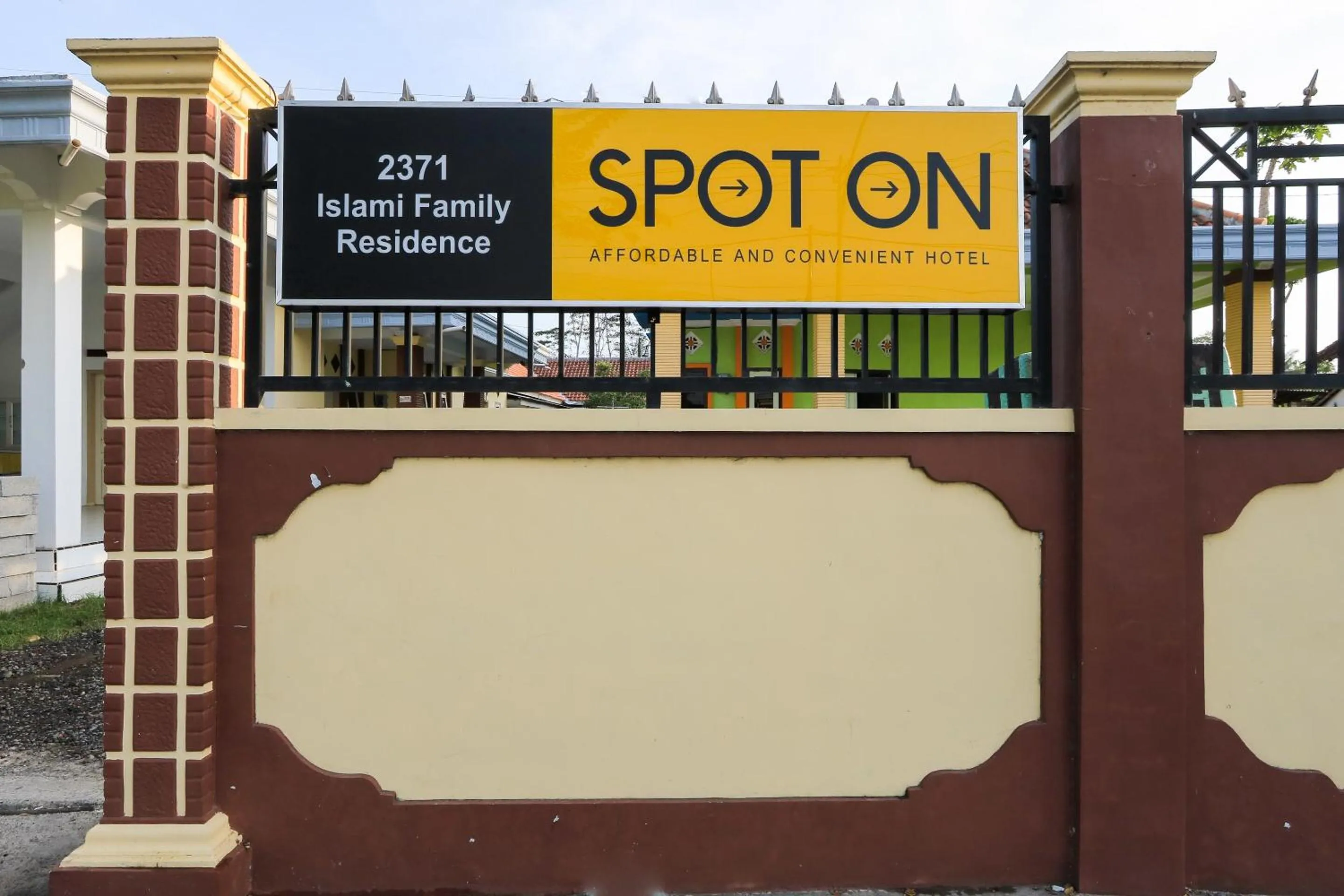 Facade/entrance in OYO 2371 Islami Family Residence