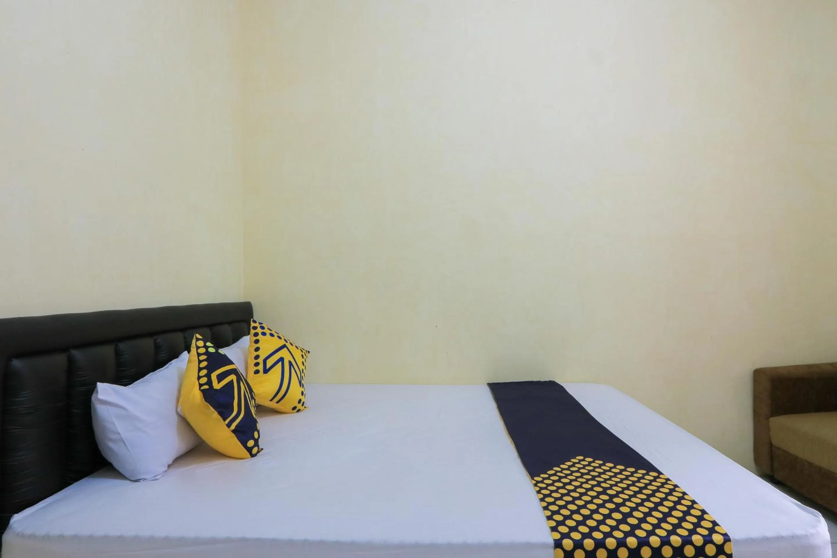 Bedroom, Bed in OYO 2371 Islami Family Residence