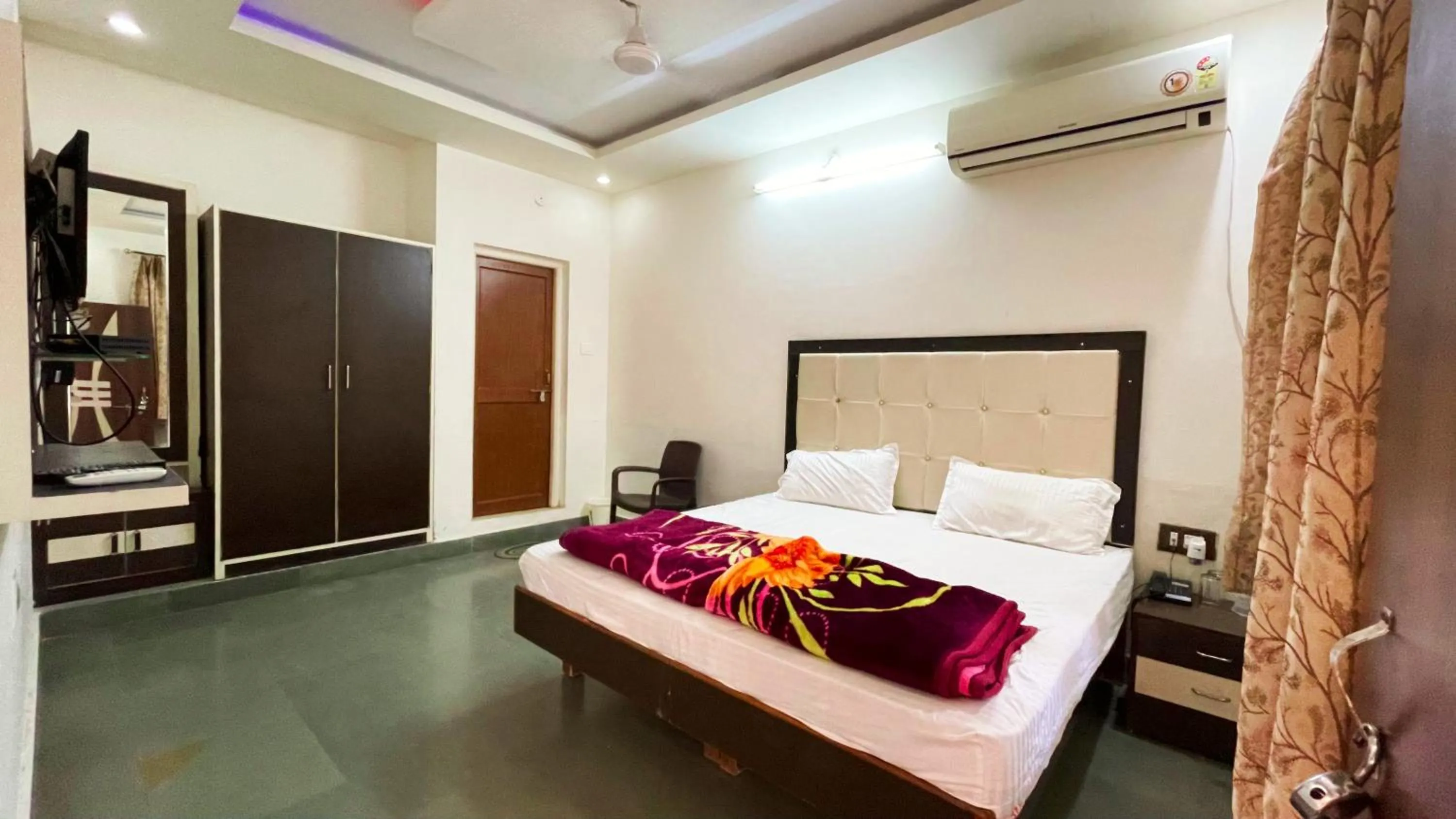 Bed in Hotel Prabhat Palace